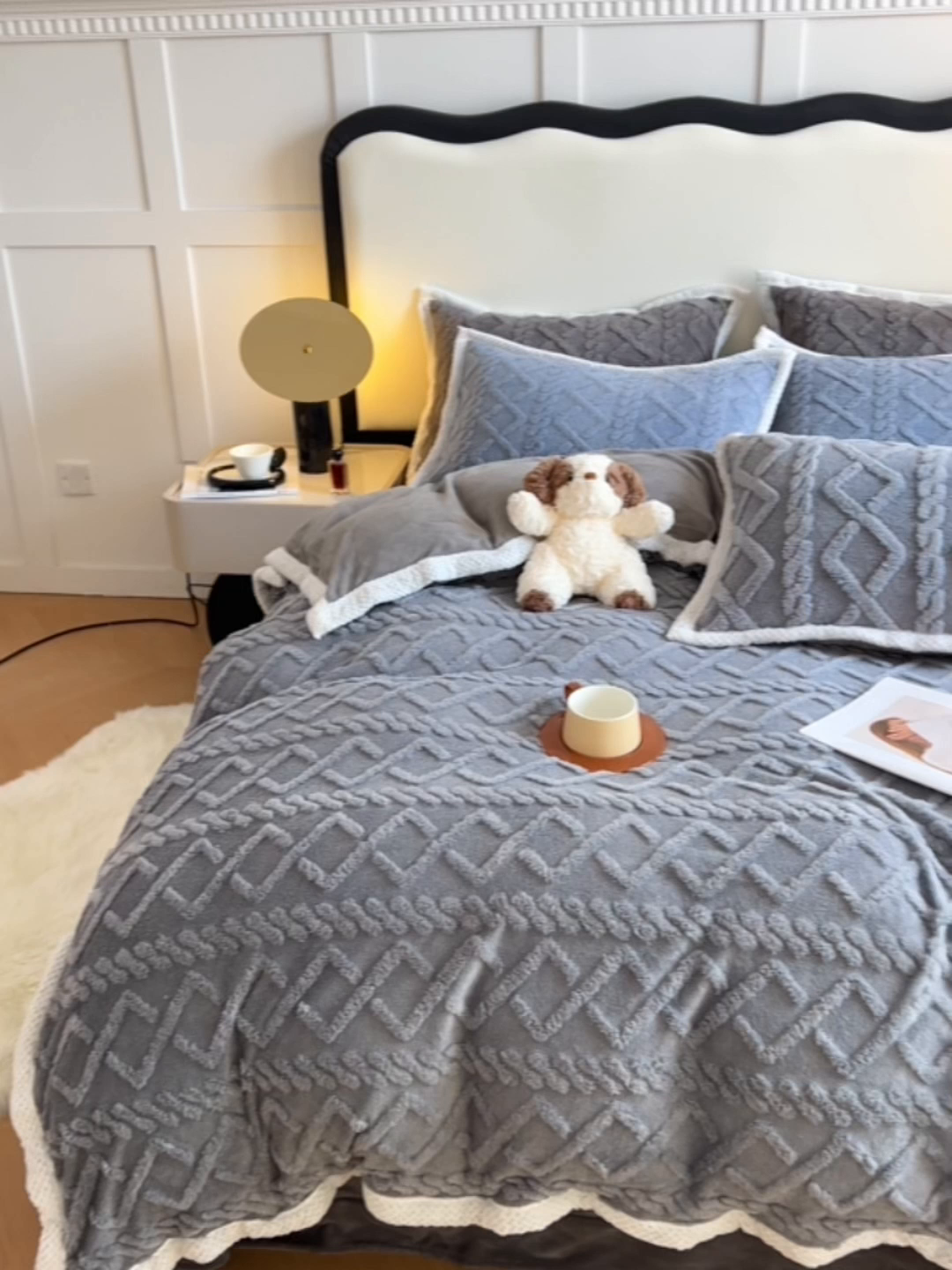 91家纺网 家纺一手货源 找家纺 贝拉梦家纺 2025新款加厚塔芙绒菱格纯色素色牛奶绒四件套 羊绒灰