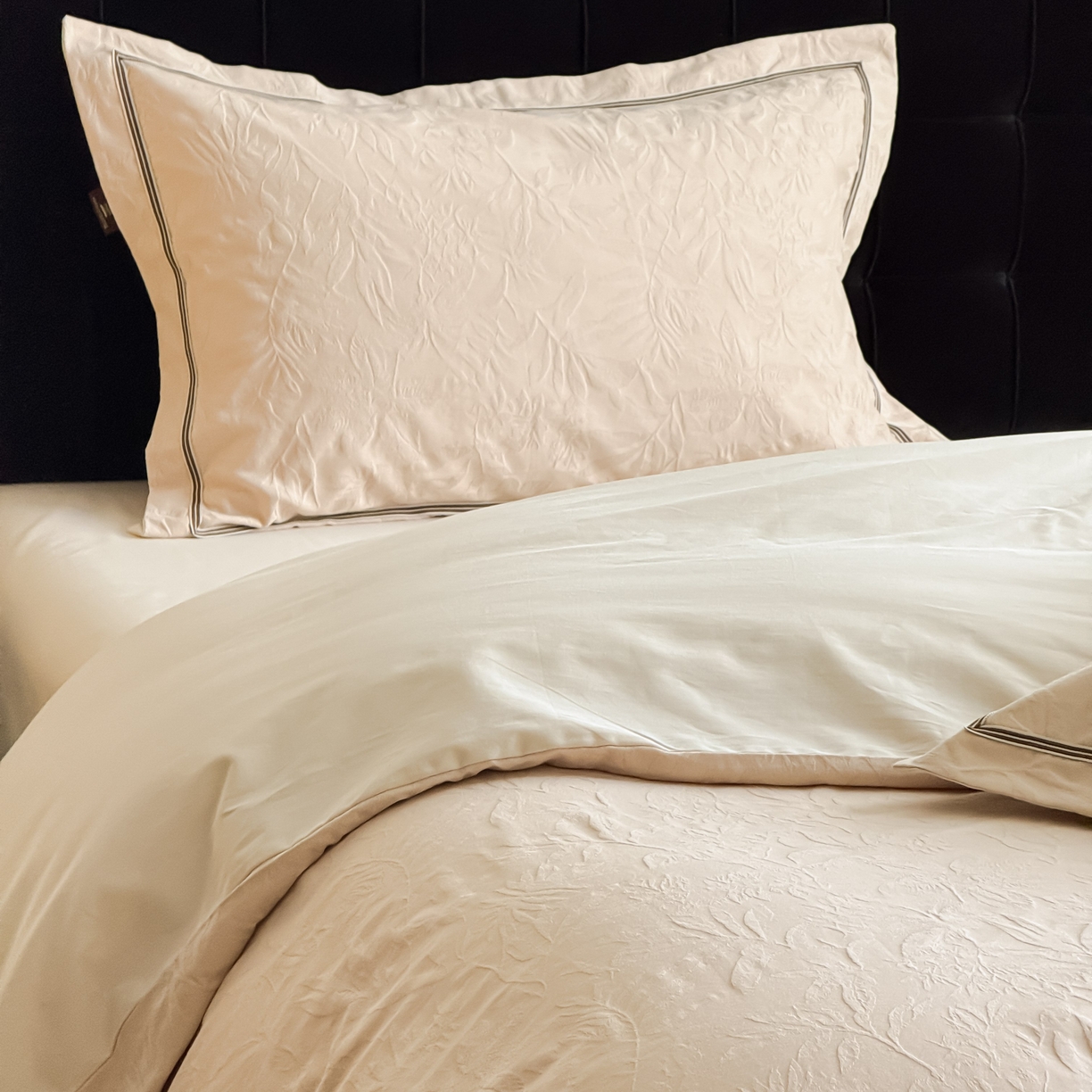 91家纺网 家纺一手货源 找家纺 于果 2025新款全棉纯棉亮面立体浮雕磨毛四件套 古屿-米杏