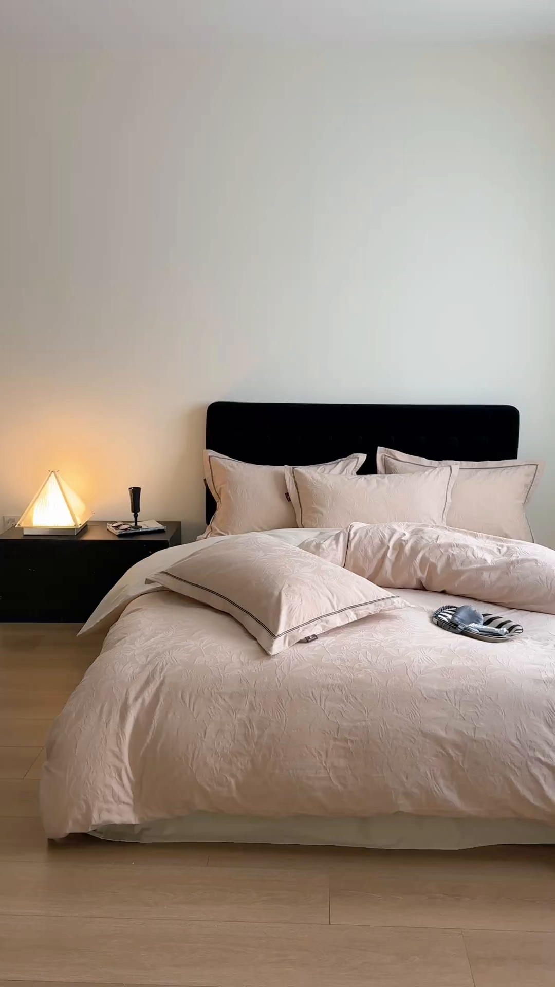 91家纺网 家纺一手货源 找家纺 于果 2025新款全棉纯棉亮面立体浮雕磨毛四件套 古屿-米杏