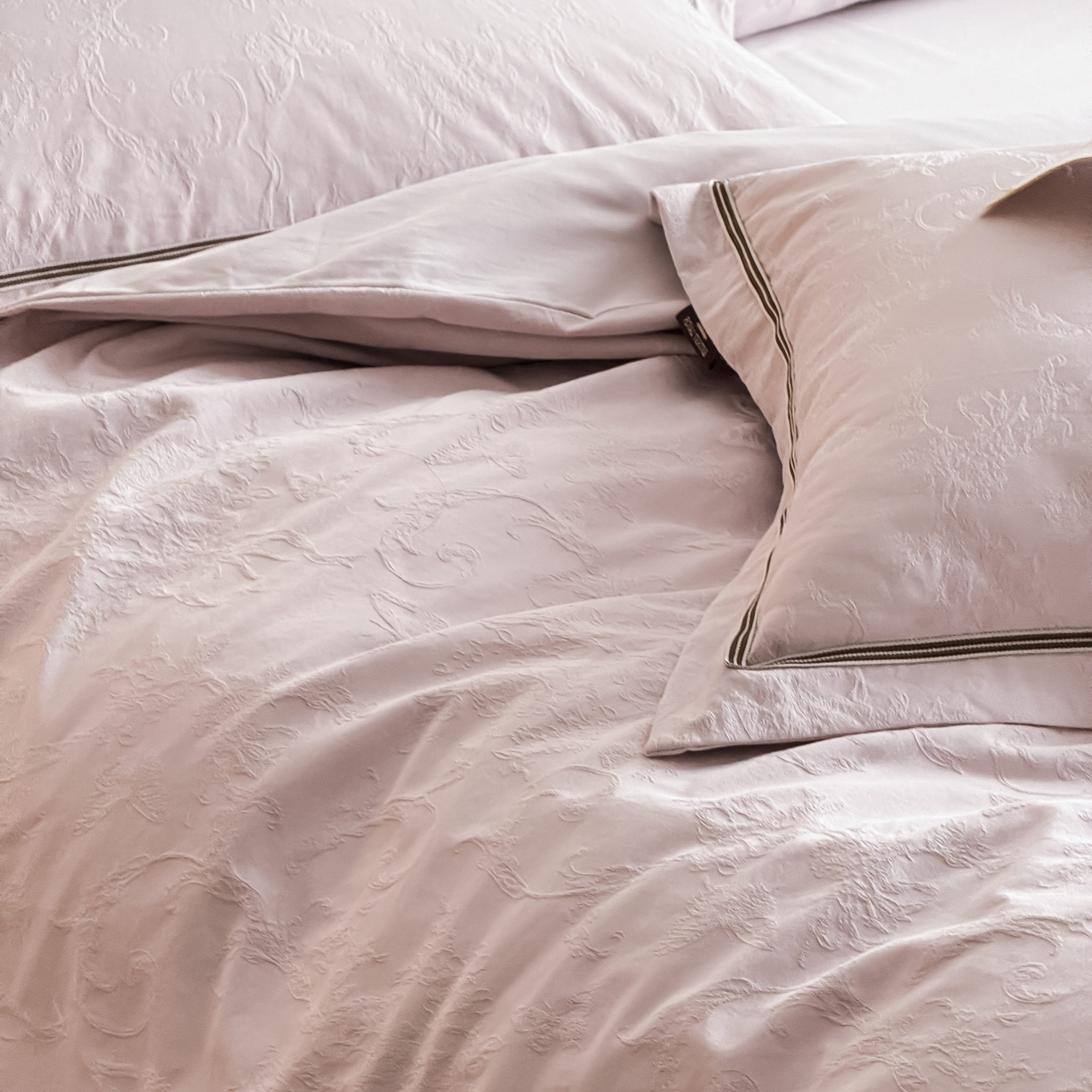 91家纺网 家纺一手货源 找家纺 于果 2025新款全棉纯棉亮面立体浮雕磨毛四件套 花漾梦境-幻影紫