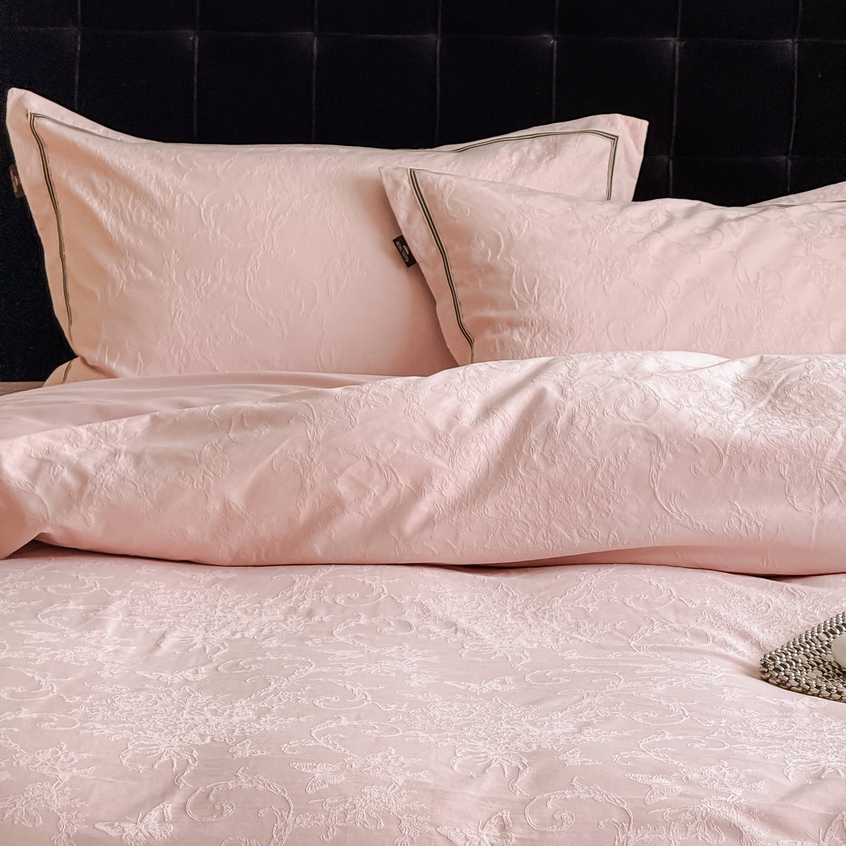 91家纺网 家纺一手货源 找家纺 于果 2025新款全棉纯棉亮面立体浮雕磨毛四件套 花漾梦境-唯美粉