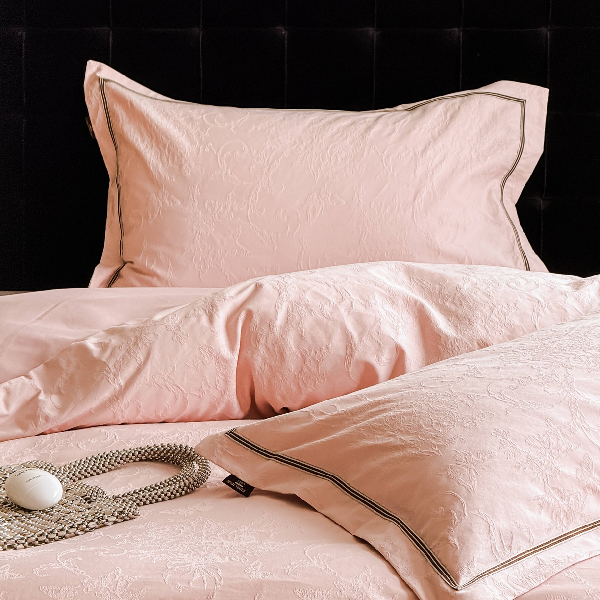 91家纺网 家纺一手货源 找家纺 于果 2025新款全棉纯棉亮面立体浮雕磨毛四件套 花漾梦境-唯美粉