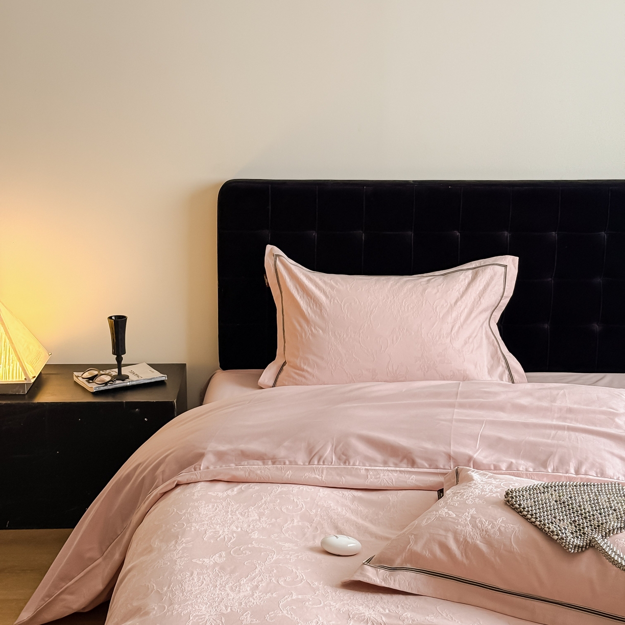 91家纺网 家纺一手货源 找家纺 于果 2025新款全棉纯棉亮面立体浮雕磨毛四件套 花漾梦境-唯美粉