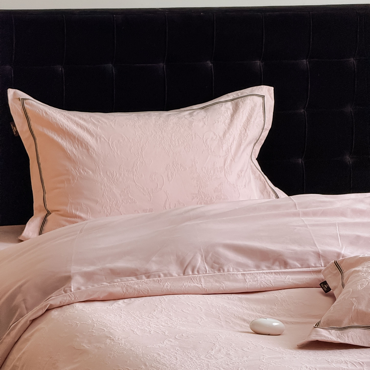 91家纺网 家纺一手货源 找家纺 于果 2025新款全棉纯棉亮面立体浮雕磨毛四件套 花漾梦境-唯美粉