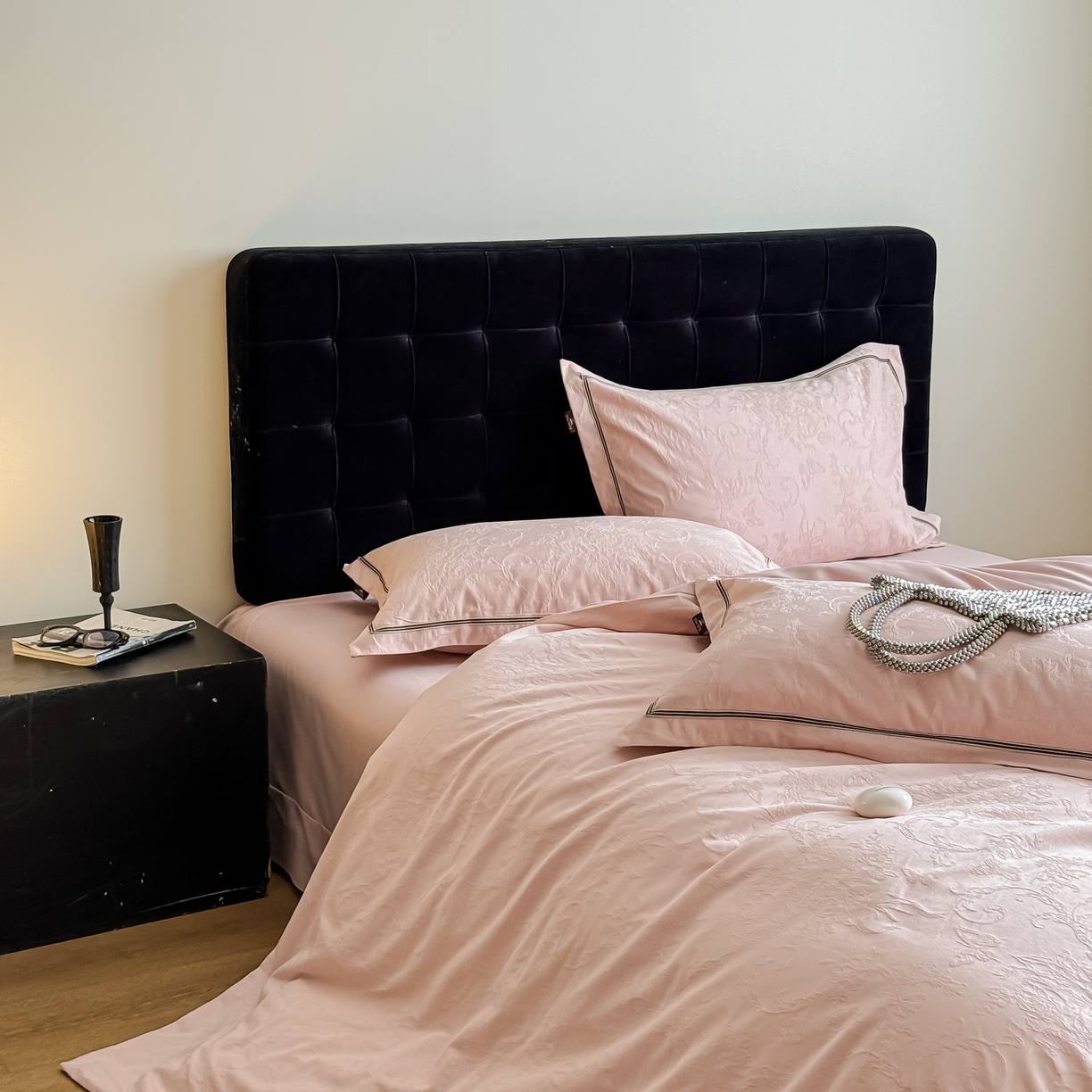 91家纺网 家纺一手货源 找家纺 于果 2025新款全棉纯棉亮面立体浮雕磨毛四件套 花漾梦境-唯美粉