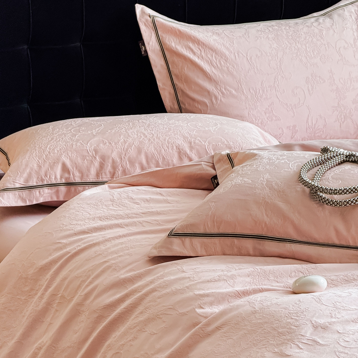 91家纺网 家纺一手货源 找家纺 于果 2025新款全棉纯棉亮面立体浮雕磨毛四件套 花漾梦境-唯美粉