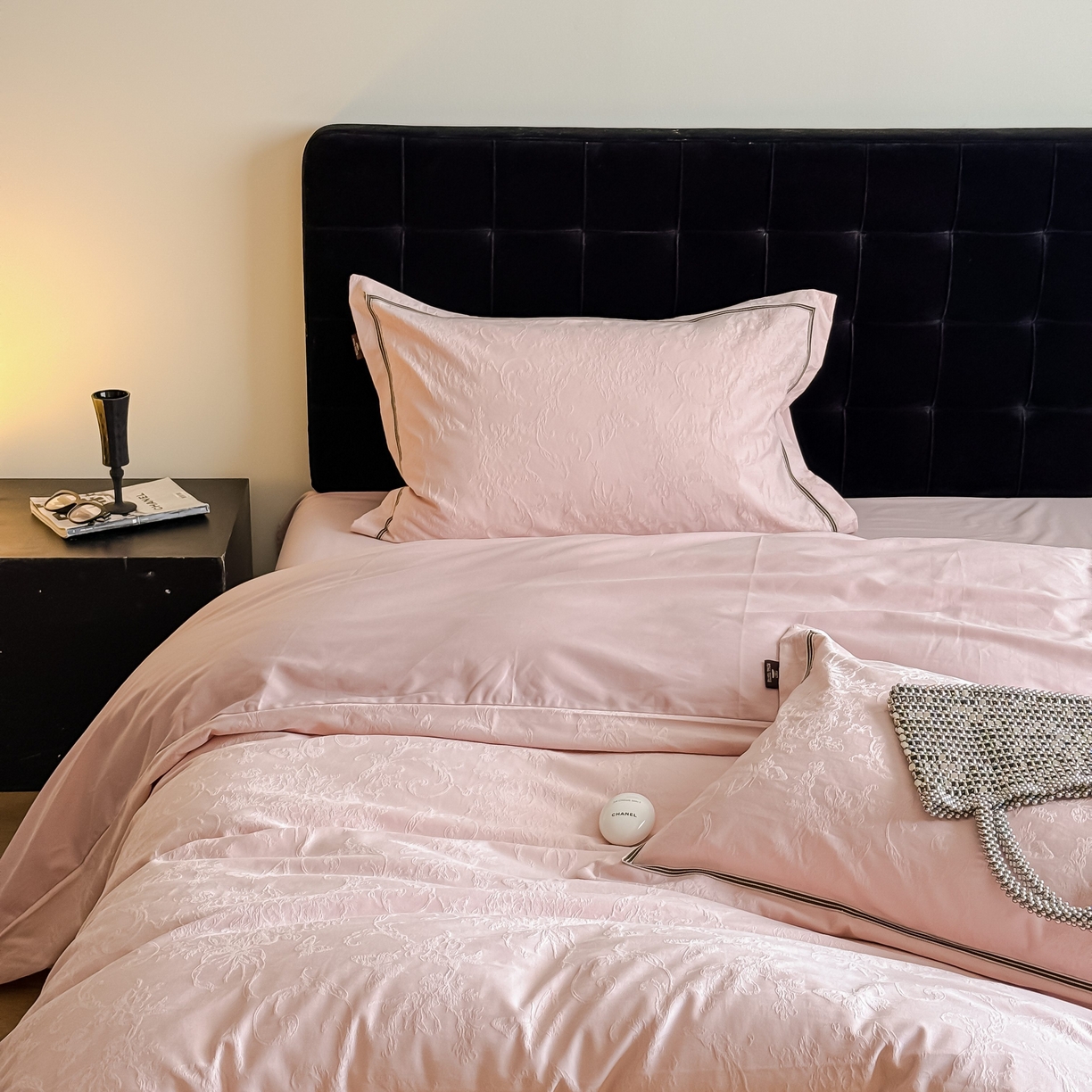 91家纺网 家纺一手货源 找家纺 于果 2025新款全棉纯棉亮面立体浮雕磨毛四件套 花漾梦境-唯美粉