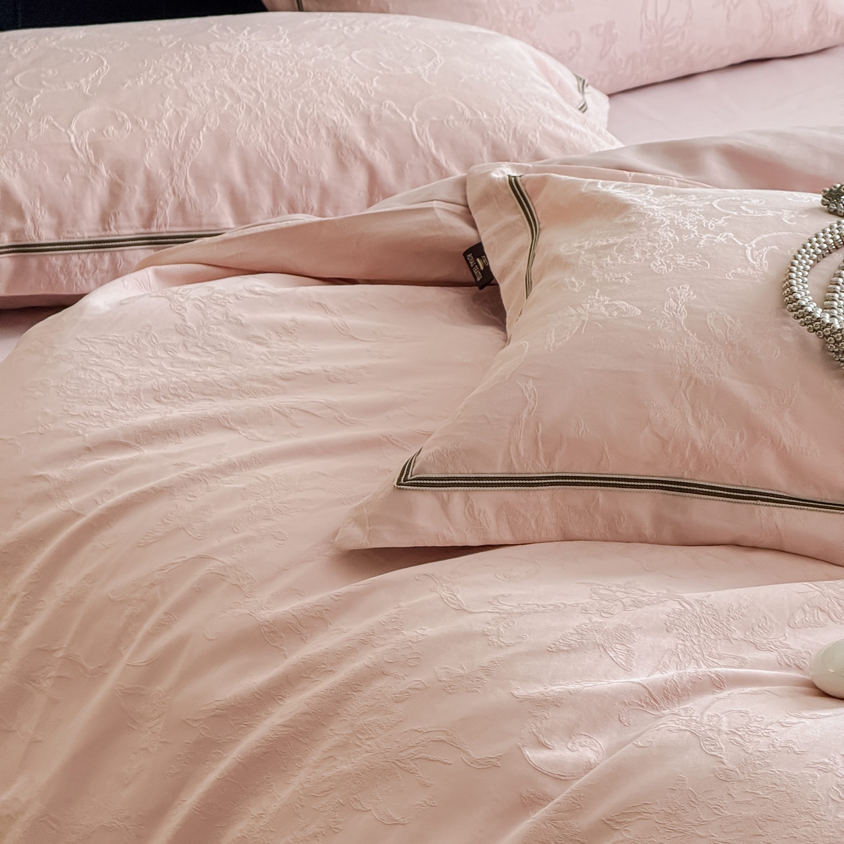 91家纺网 家纺一手货源 找家纺 于果 2025新款全棉纯棉亮面立体浮雕磨毛四件套 花漾梦境-唯美粉