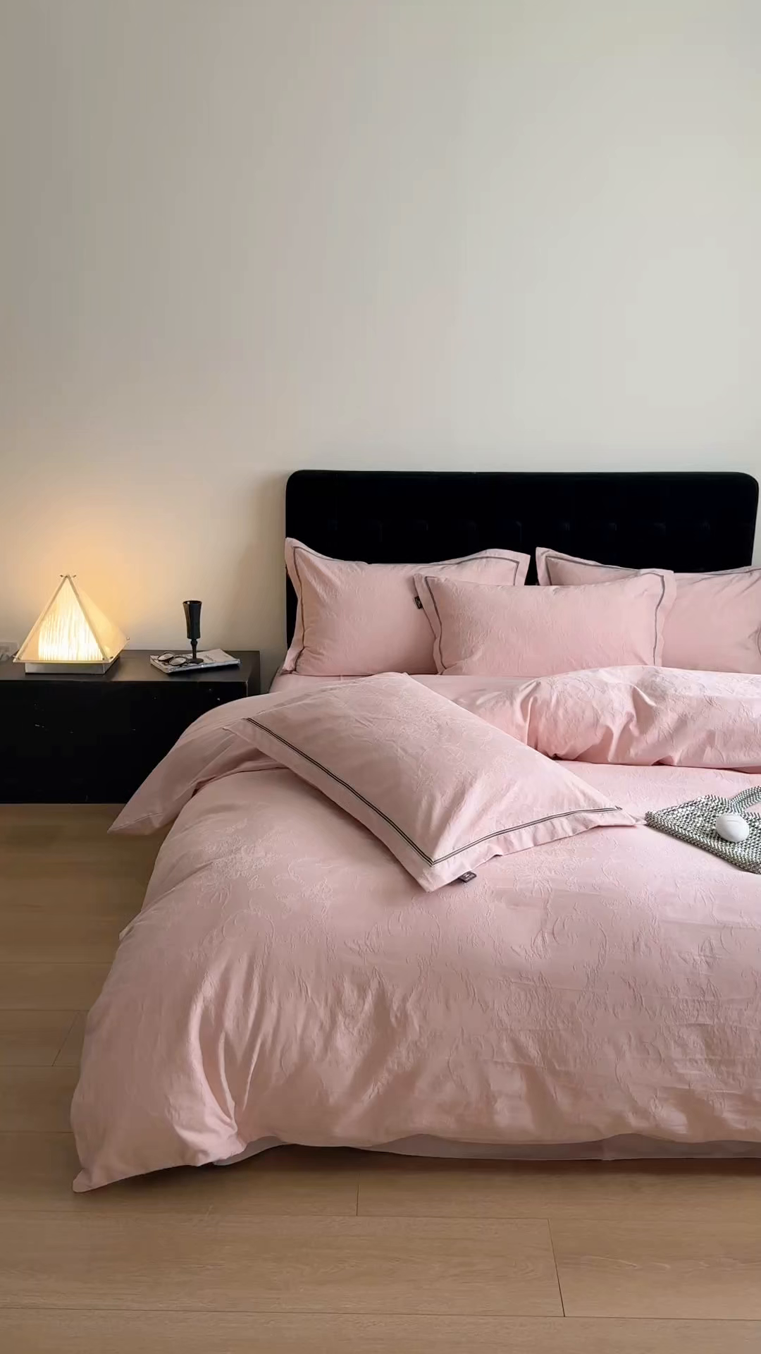 91家纺网 家纺一手货源 找家纺 于果 2025新款全棉纯棉亮面立体浮雕磨毛四件套 花漾梦境-唯美粉