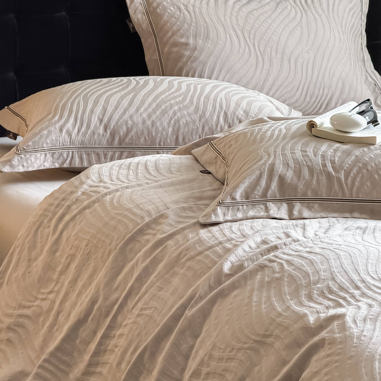 91家纺网 家纺一手货源 找家纺 于果 2025新款全棉纯棉亮面立体浮雕磨毛四件套 杰斯-金属灰