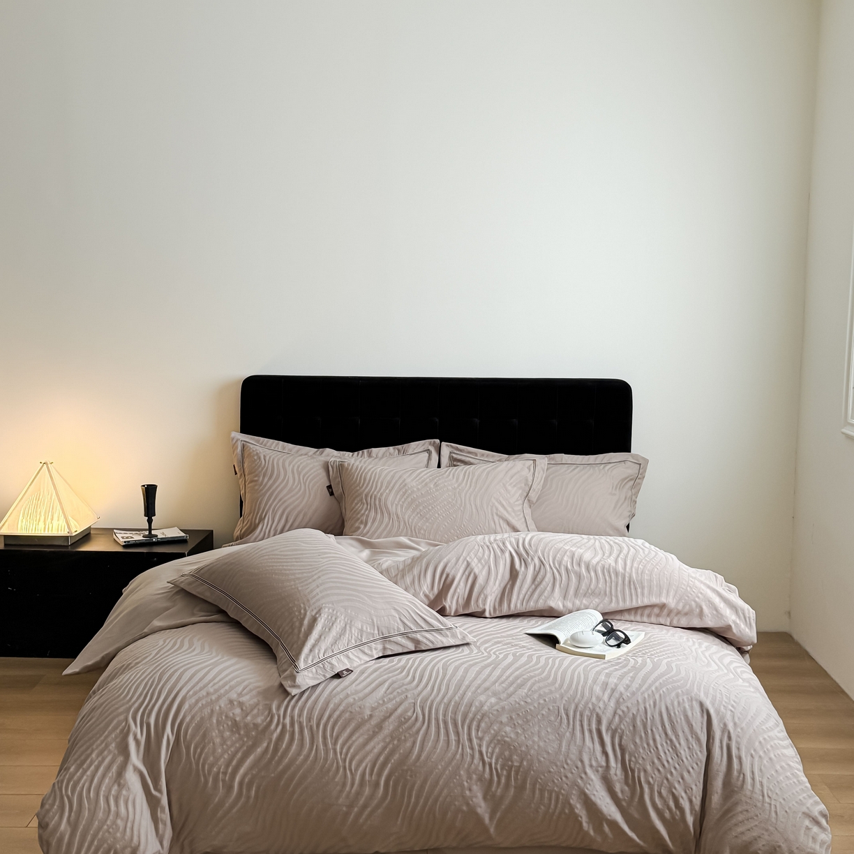 91家纺网 家纺一手货源 找家纺 于果 2025新款全棉纯棉亮面立体浮雕磨毛四件套 杰斯-金属灰