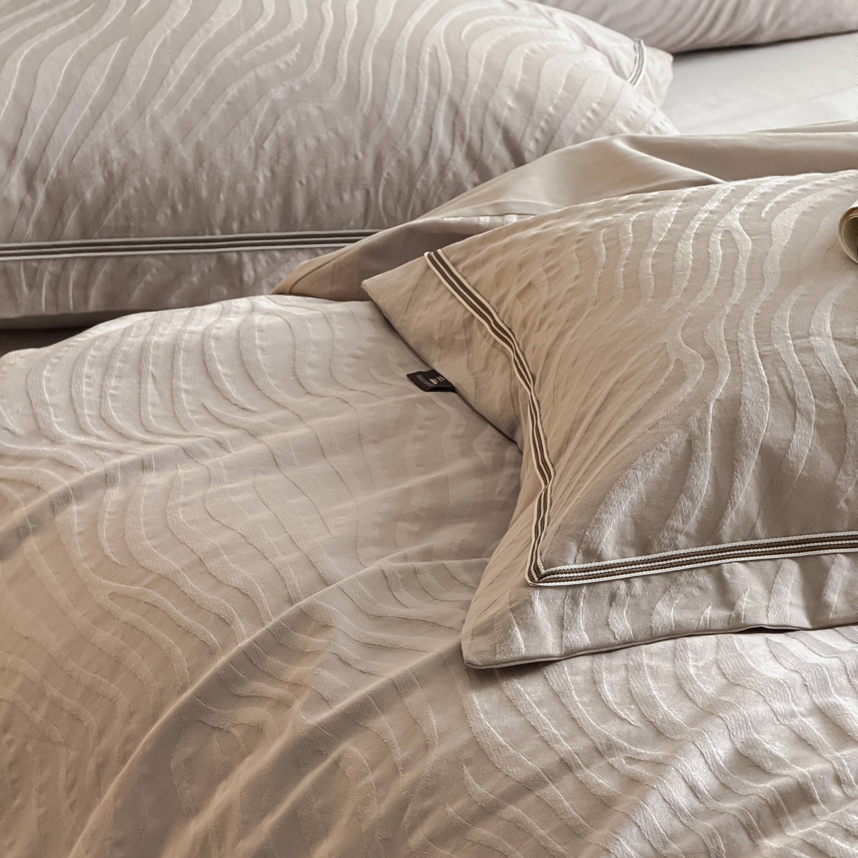 91家纺网 家纺一手货源 找家纺 于果 2025新款全棉纯棉亮面立体浮雕磨毛四件套 杰斯-金属灰