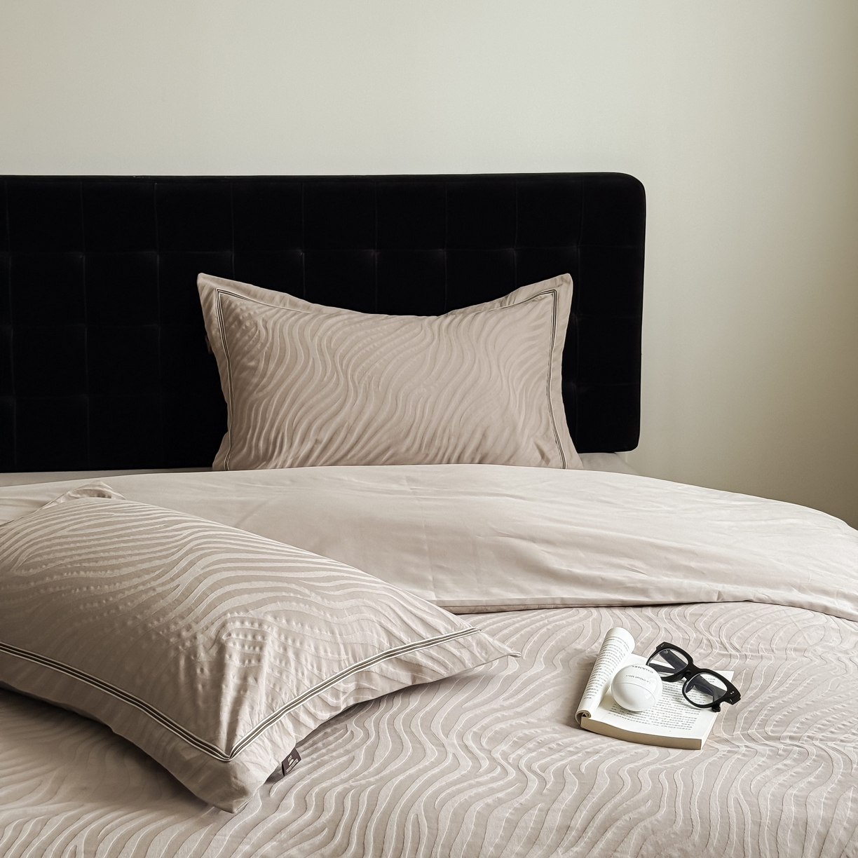 91家纺网 家纺一手货源 找家纺 于果 2025新款全棉纯棉亮面立体浮雕磨毛四件套 杰斯-金属灰