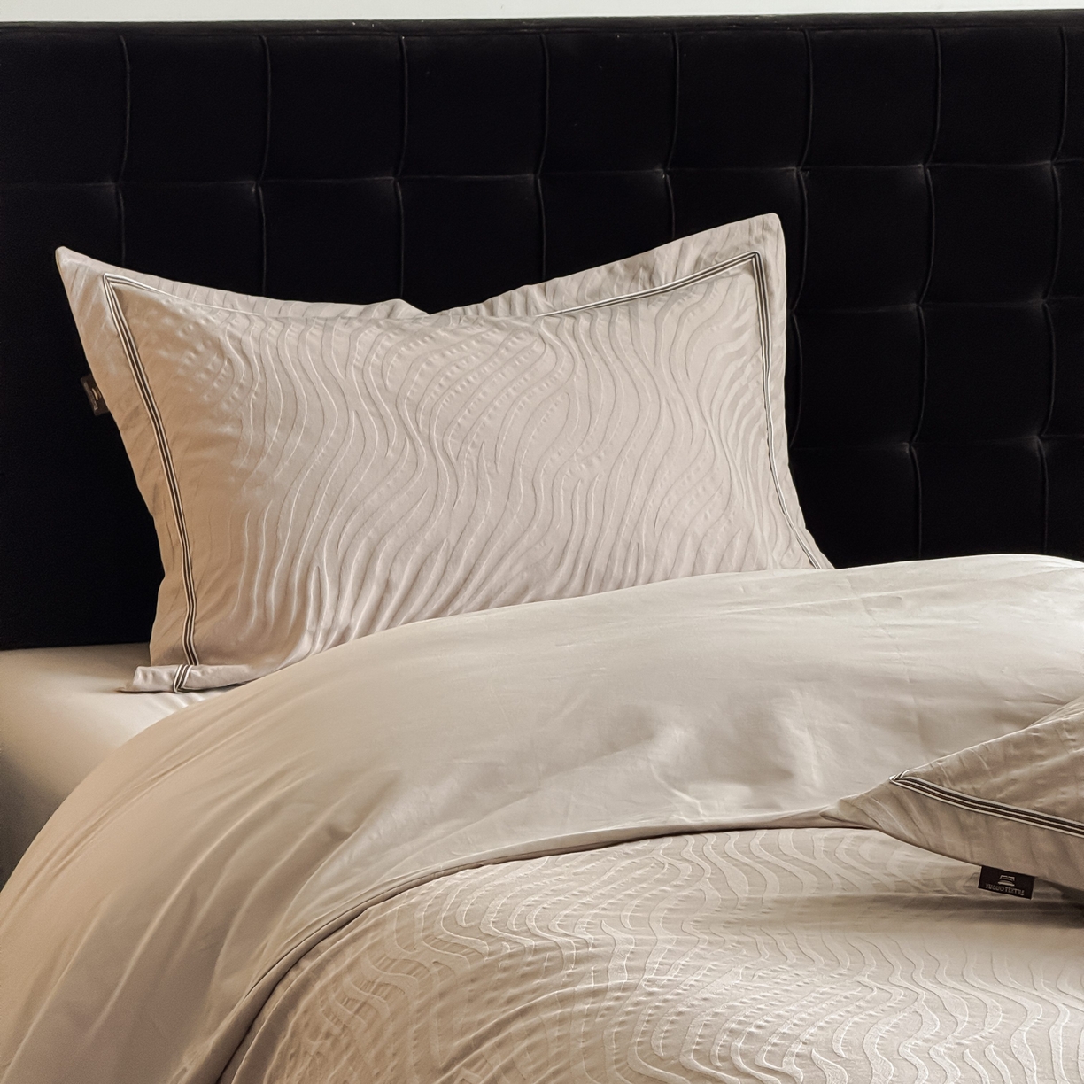 91家纺网 家纺一手货源 找家纺 于果 2025新款全棉纯棉亮面立体浮雕磨毛四件套 杰斯-金属灰