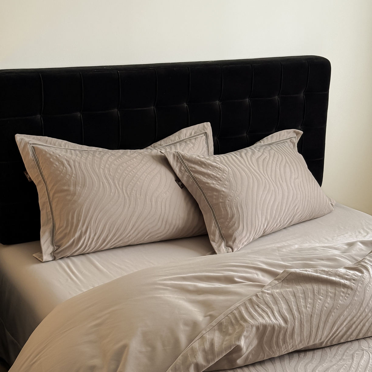 91家纺网 家纺一手货源 找家纺 于果 2025新款全棉纯棉亮面立体浮雕磨毛四件套 杰斯-金属灰