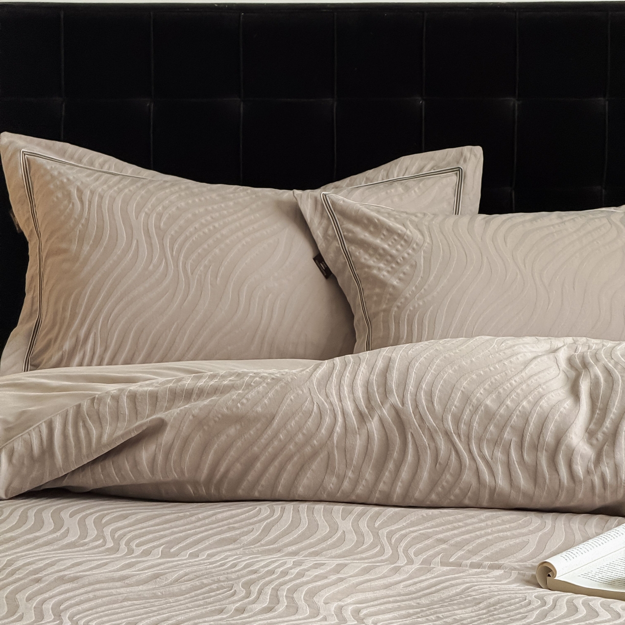 91家纺网 家纺一手货源 找家纺 于果 2025新款全棉纯棉亮面立体浮雕磨毛四件套 杰斯-金属灰