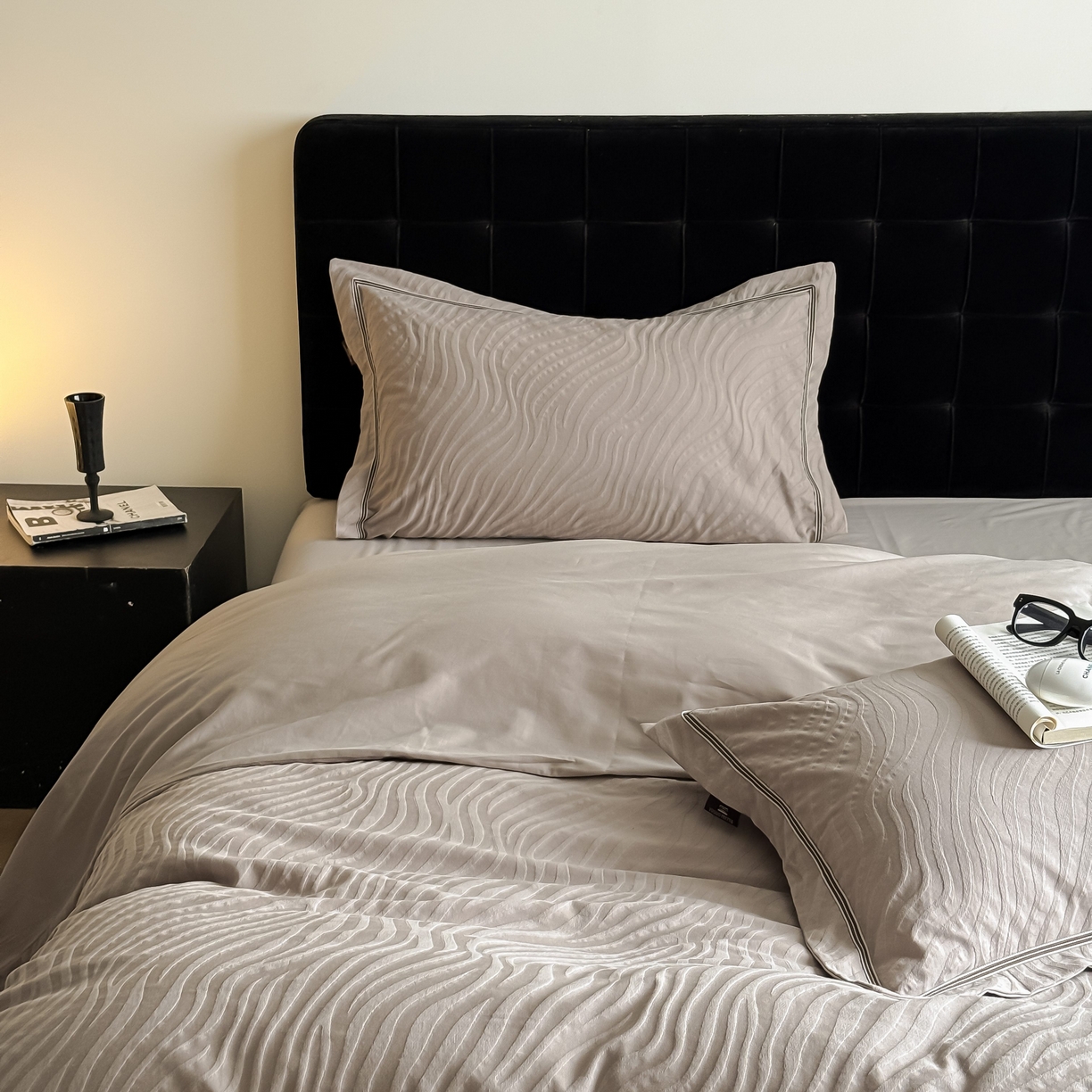 91家纺网 家纺一手货源 找家纺 于果 2025新款全棉纯棉亮面立体浮雕磨毛四件套 杰斯-金属灰