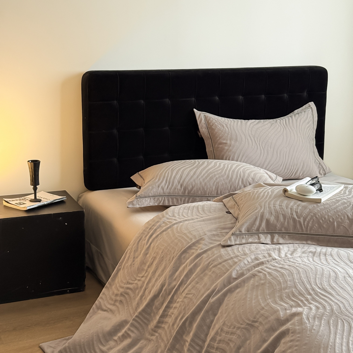 91家纺网 家纺一手货源 找家纺 于果 2025新款全棉纯棉亮面立体浮雕磨毛四件套 杰斯-金属灰