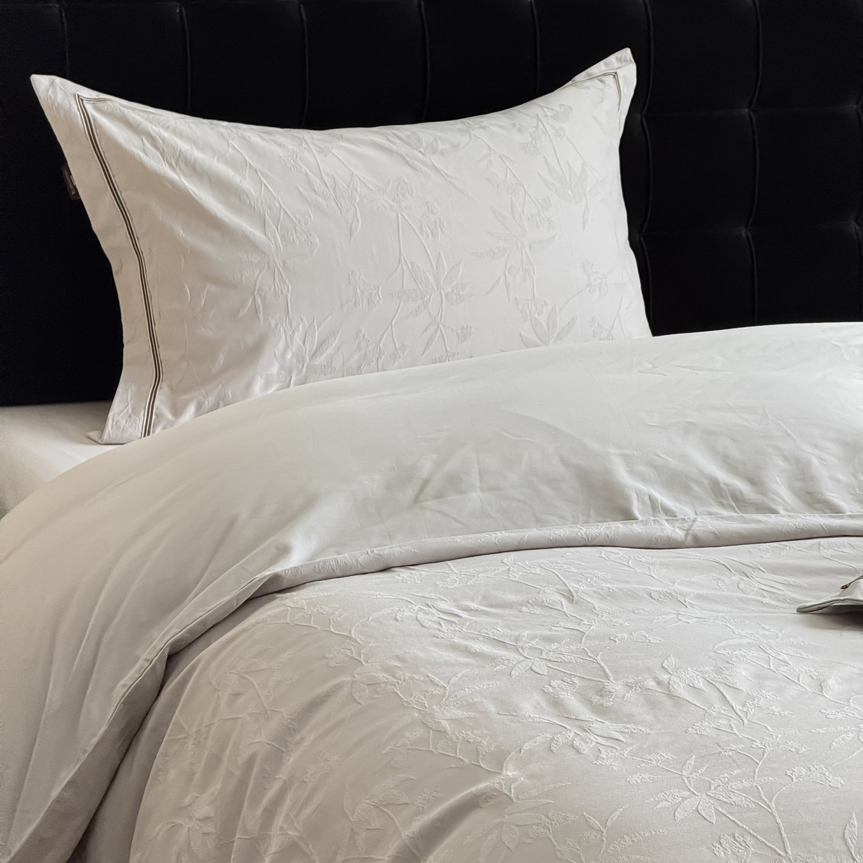 91家纺网 家纺一手货源 找家纺 于果 2025新款全棉纯棉亮面立体浮雕磨毛四件套 森语集-银灰