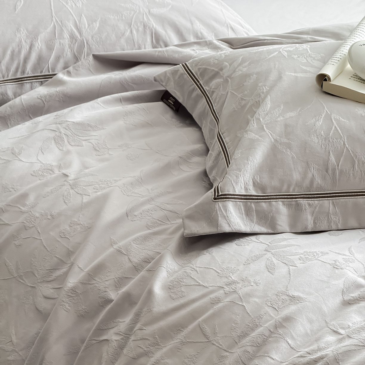 91家纺网 家纺一手货源 找家纺 于果 2025新款全棉纯棉亮面立体浮雕磨毛四件套 森语集-银灰