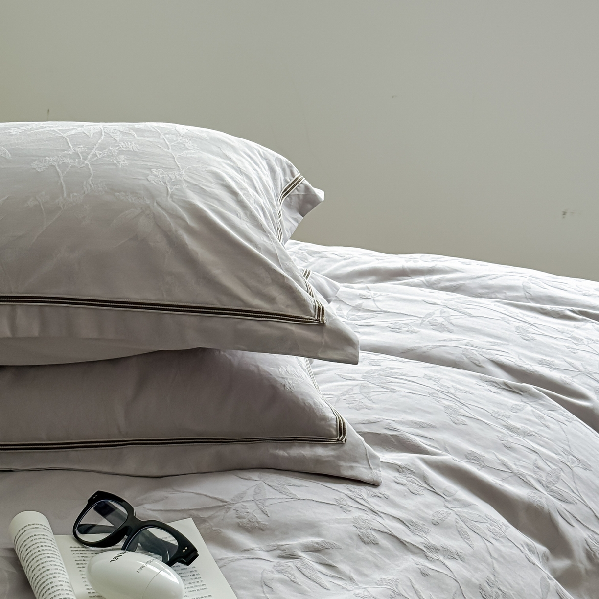 91家纺网 家纺一手货源 找家纺 于果 2025新款全棉纯棉亮面立体浮雕磨毛四件套 森语集-银灰