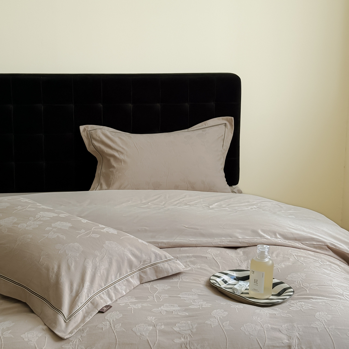 91家纺网 家纺一手货源 找家纺 于果 2025新款全棉纯棉亮面立体浮雕磨毛四件套 岁月留声-金属灰