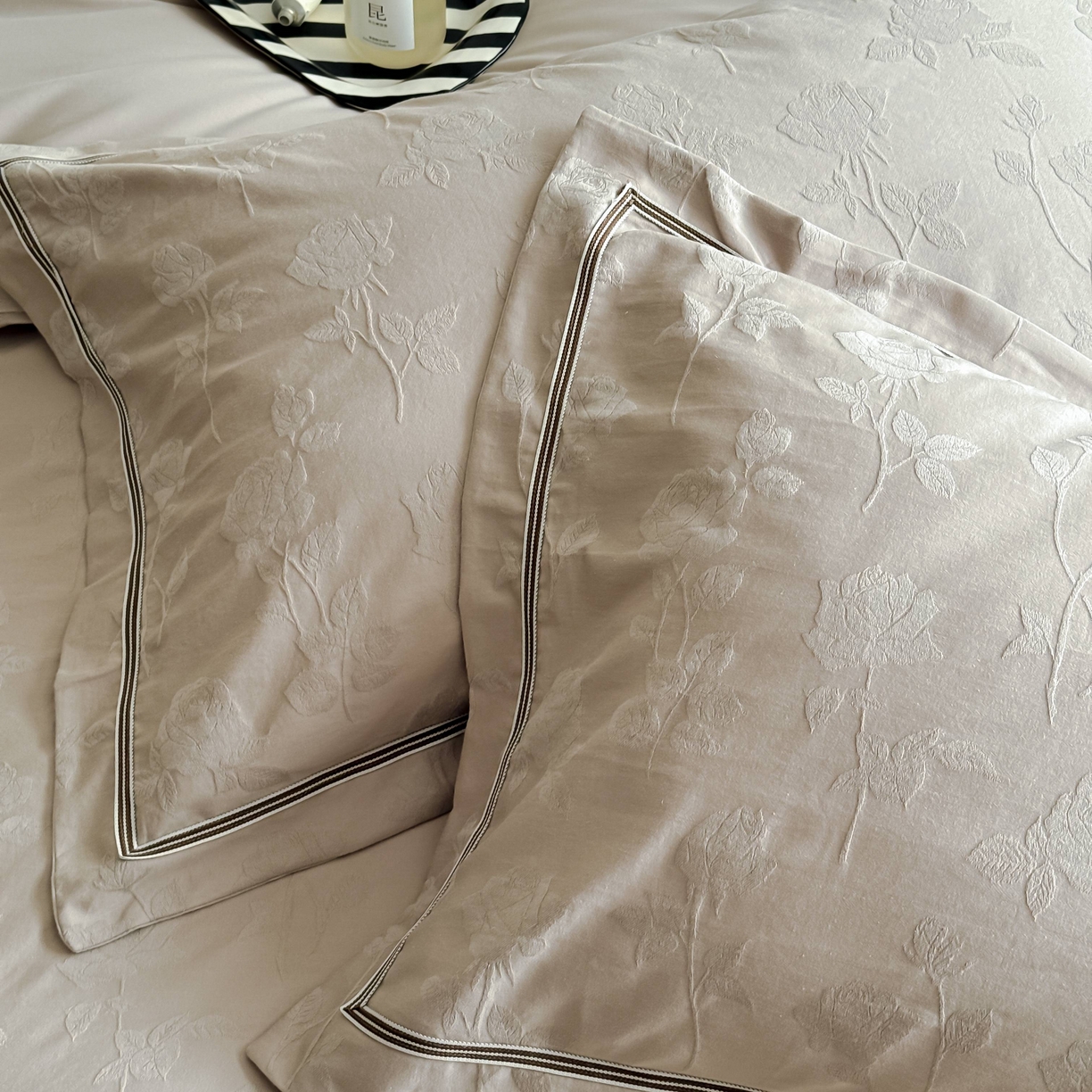 91家纺网 家纺一手货源 找家纺 于果 2025新款全棉纯棉亮面立体浮雕磨毛四件套 岁月留声-金属灰