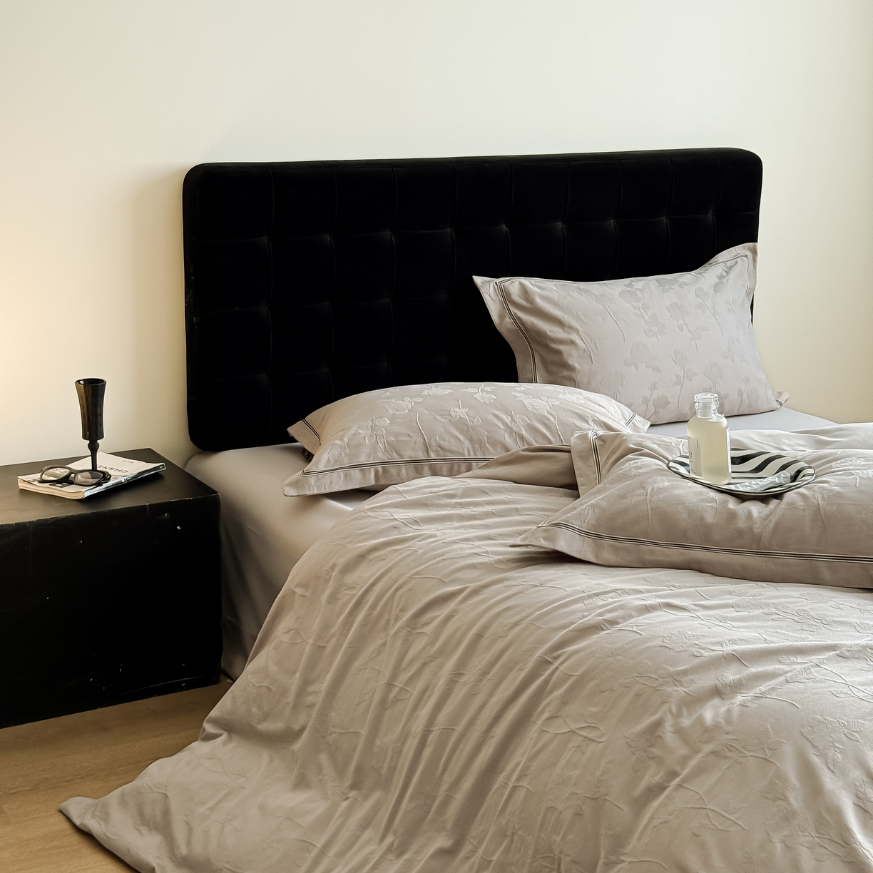 91家纺网 家纺一手货源 找家纺 于果 2025新款全棉纯棉亮面立体浮雕磨毛四件套 岁月留声-金属灰