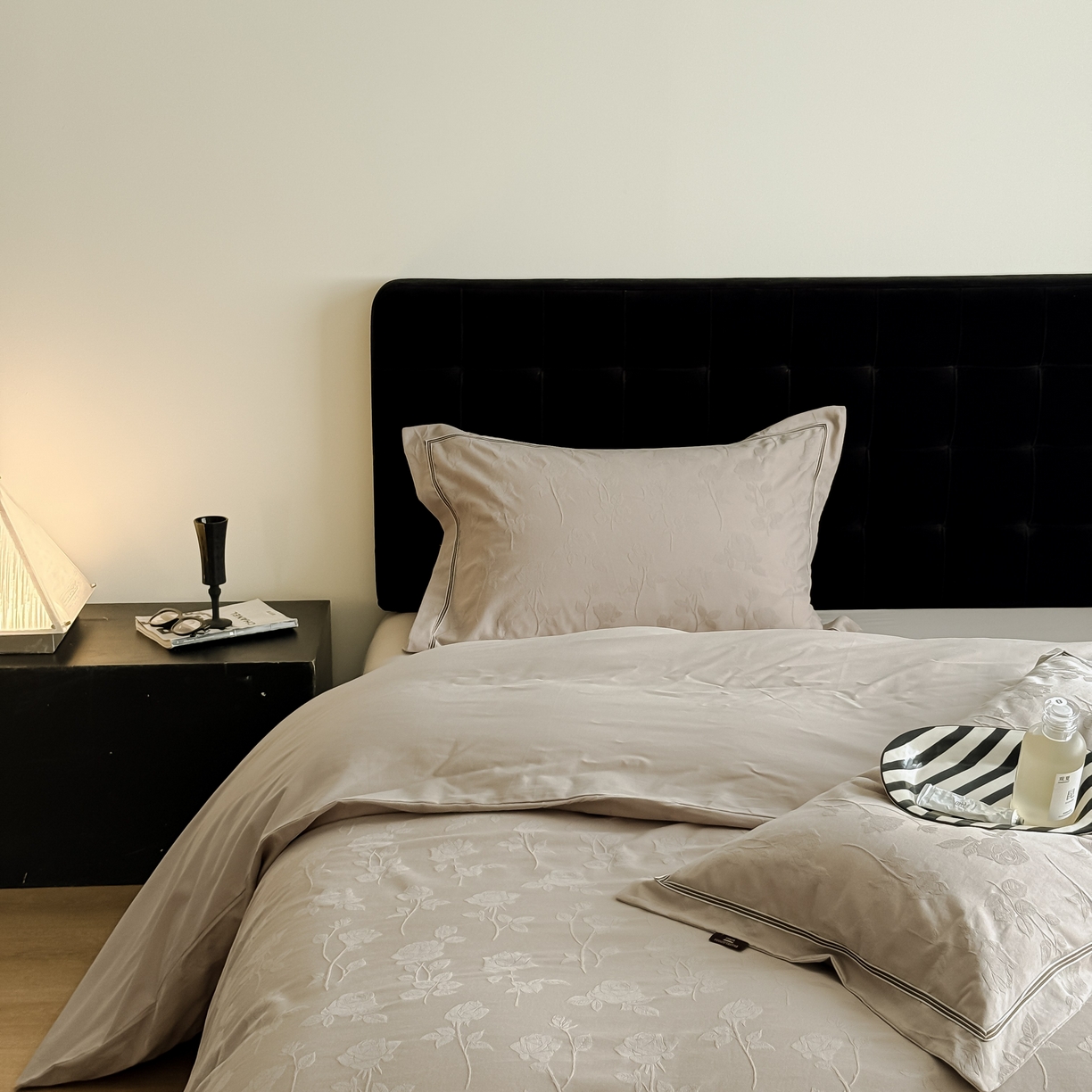 91家纺网 家纺一手货源 找家纺 于果 2025新款全棉纯棉亮面立体浮雕磨毛四件套 岁月留声-金属灰