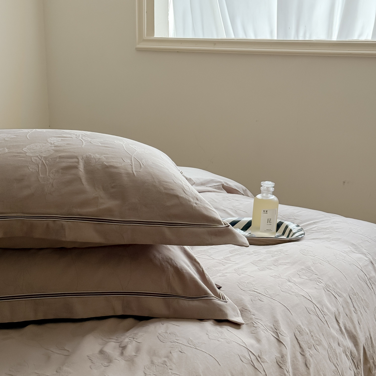 91家纺网 家纺一手货源 找家纺 于果 2025新款全棉纯棉亮面立体浮雕磨毛四件套 岁月留声-金属灰