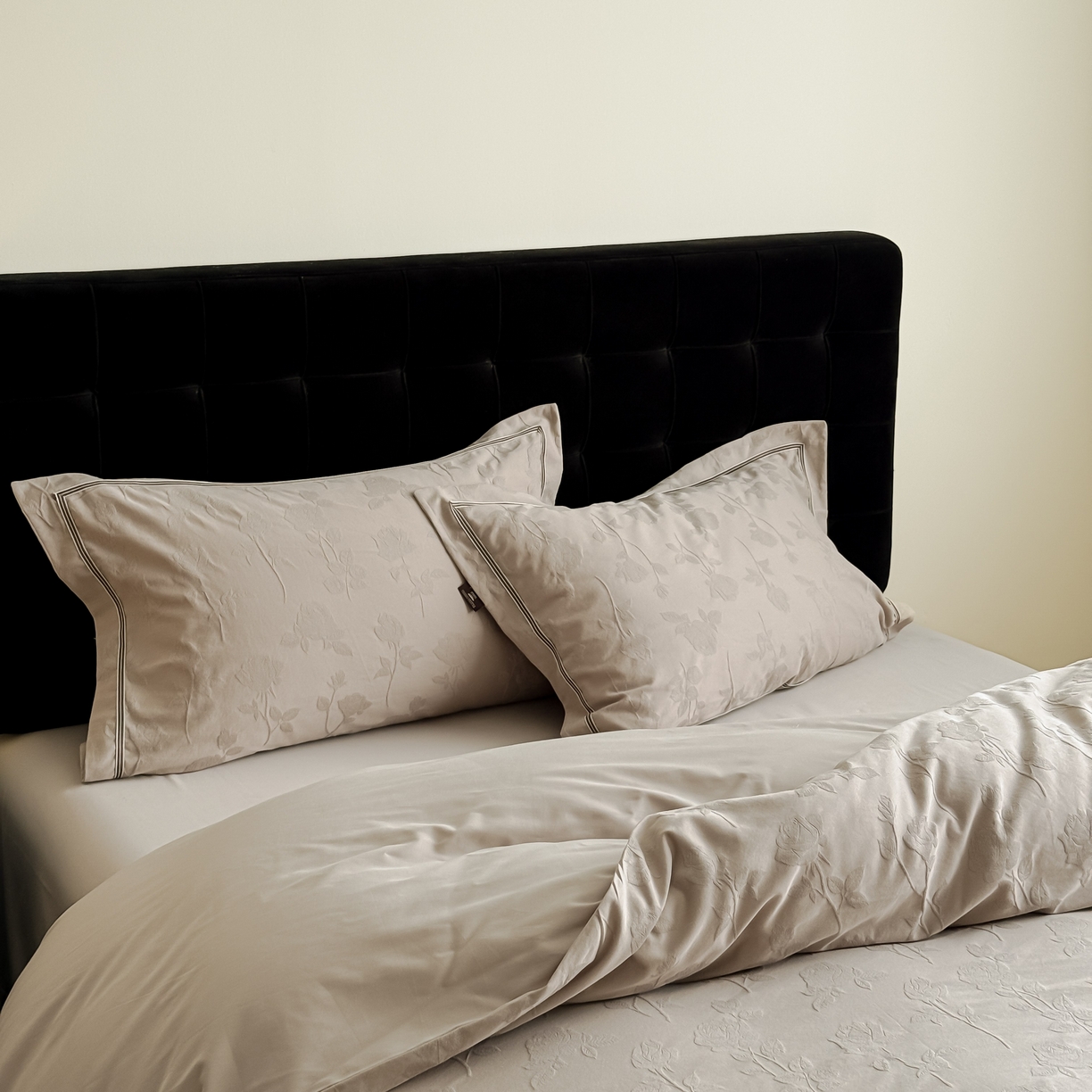 91家纺网 家纺一手货源 找家纺 于果 2025新款全棉纯棉亮面立体浮雕磨毛四件套 岁月留声-金属灰