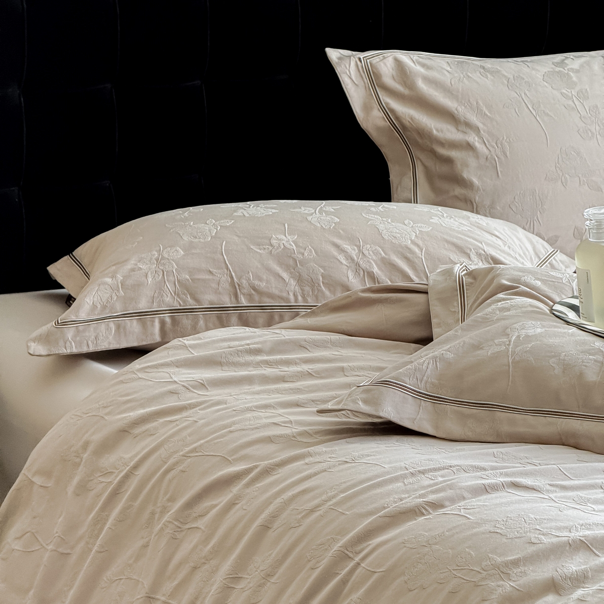 91家纺网 家纺一手货源 找家纺 于果 2025新款全棉纯棉亮面立体浮雕磨毛四件套 岁月留声-金属灰