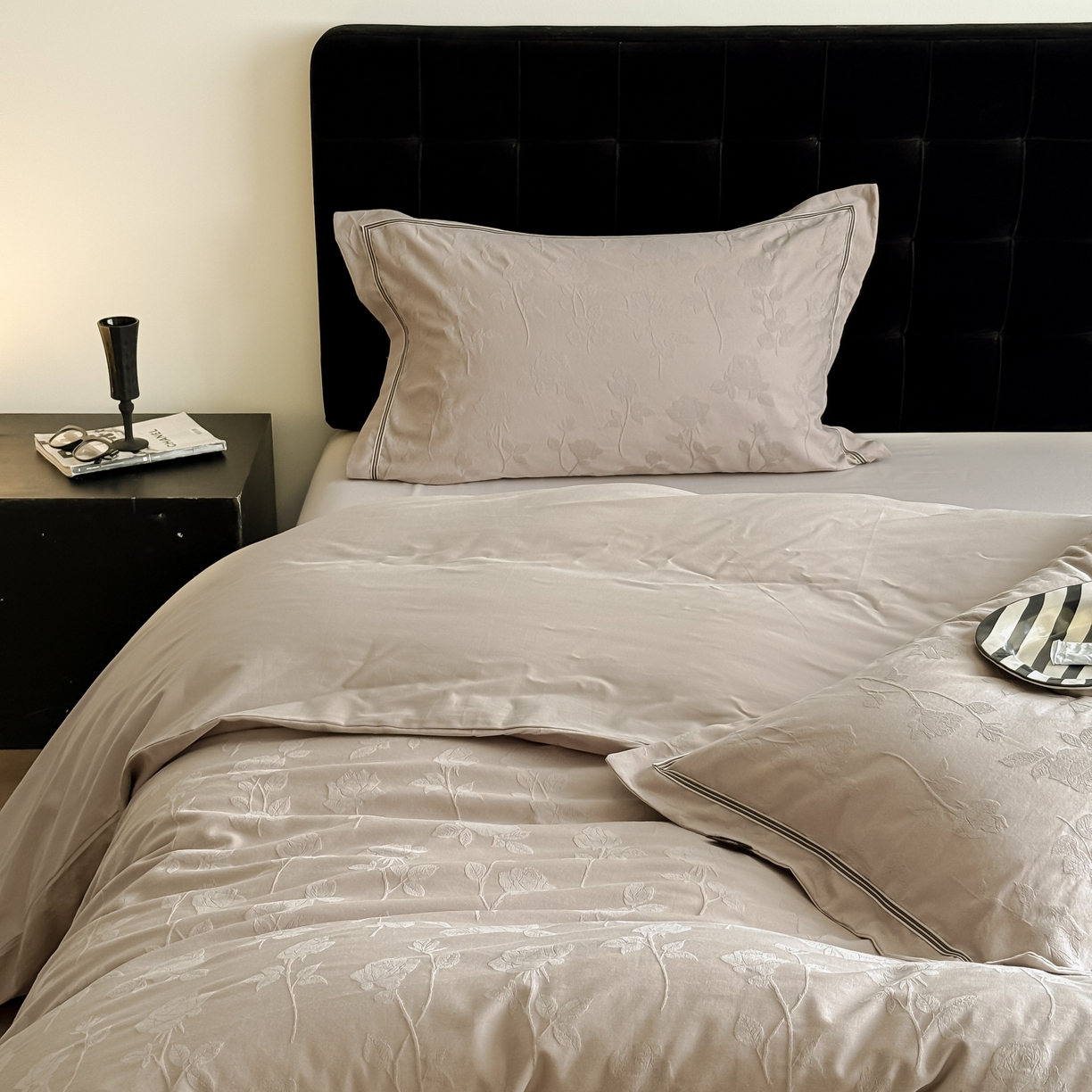 91家纺网 家纺一手货源 找家纺 于果 2025新款全棉纯棉亮面立体浮雕磨毛四件套 岁月留声-金属灰