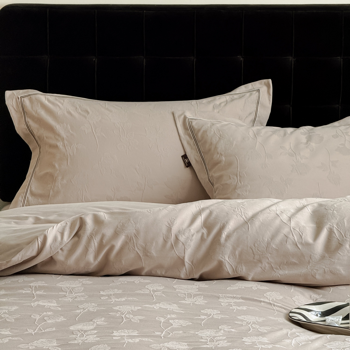 91家纺网 家纺一手货源 找家纺 于果 2025新款全棉纯棉亮面立体浮雕磨毛四件套 岁月留声-金属灰