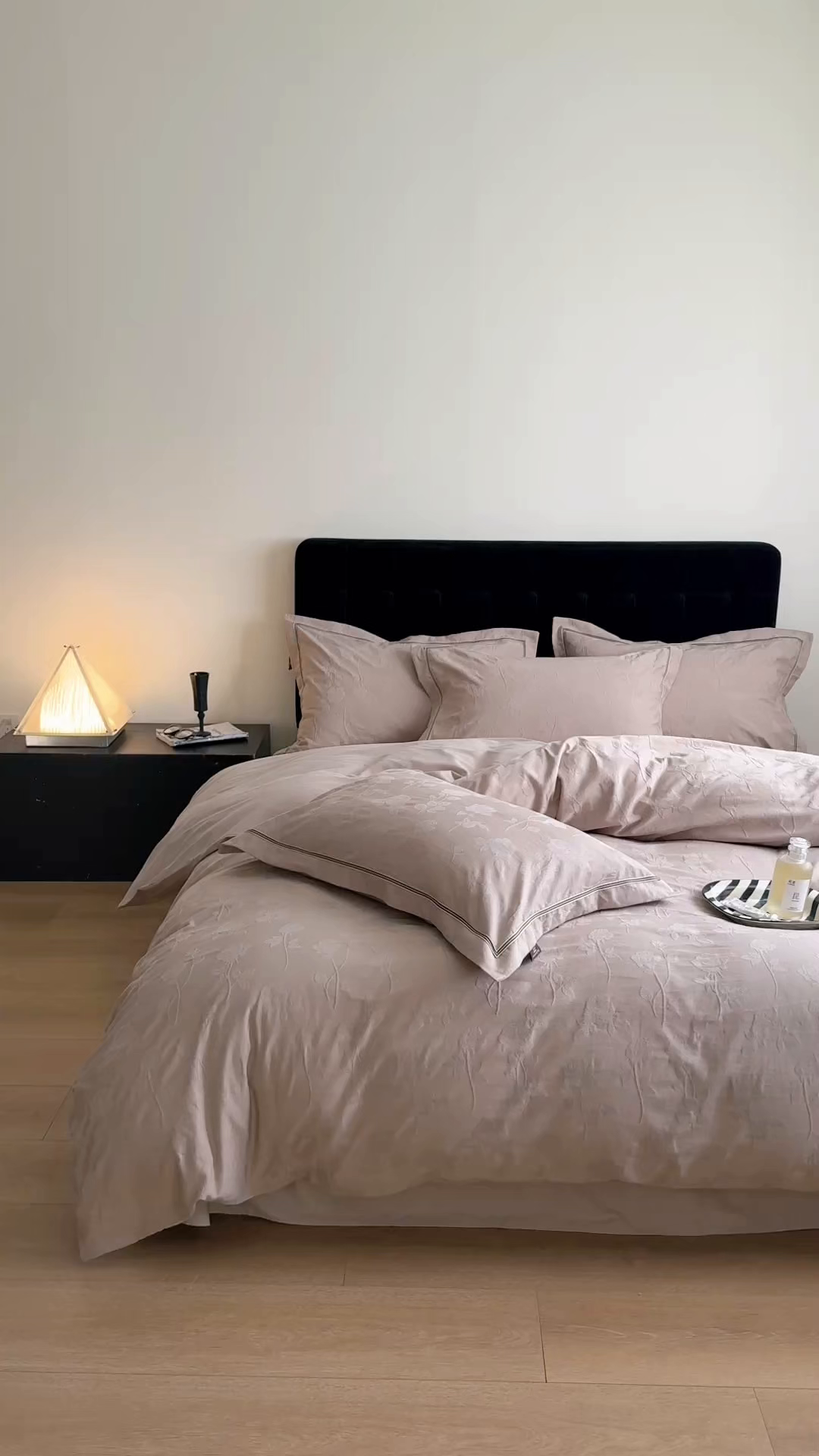 91家纺网 家纺一手货源 找家纺 于果 2025新款全棉纯棉亮面立体浮雕磨毛四件套 岁月留声-金属灰