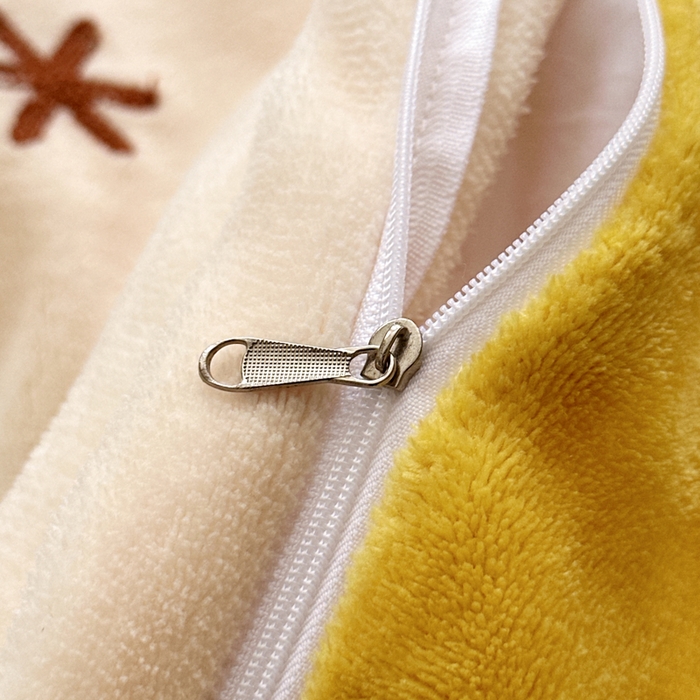 91家纺网 家纺一手货源 找家纺 徕米家居 2025新款A类牛奶绒毛巾绣卡通四件套 安睡皮卡丘