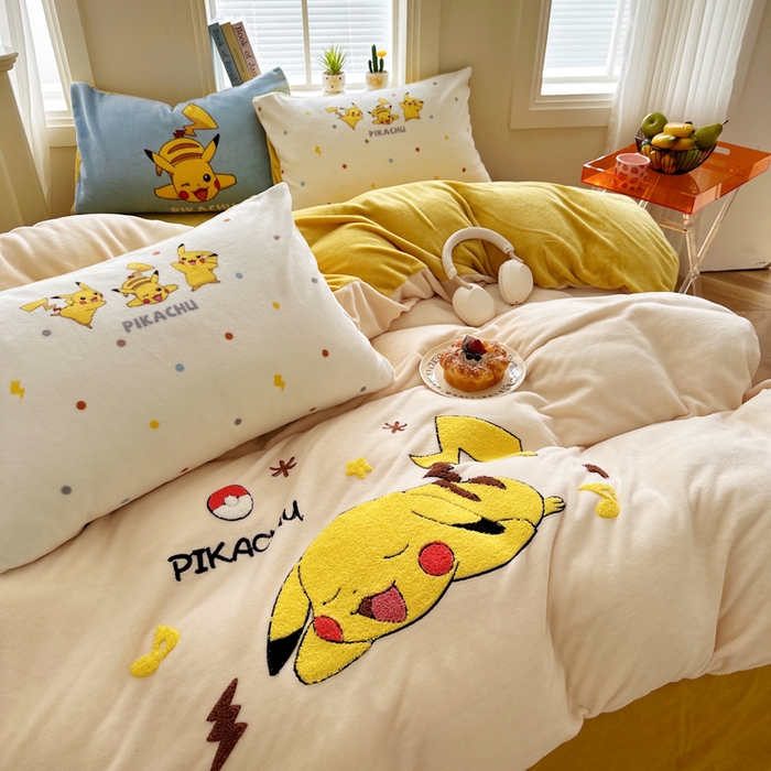 91家纺网 家纺一手货源 找家纺 徕米家居 2025新款A类牛奶绒毛巾绣卡通四件套 安睡皮卡丘