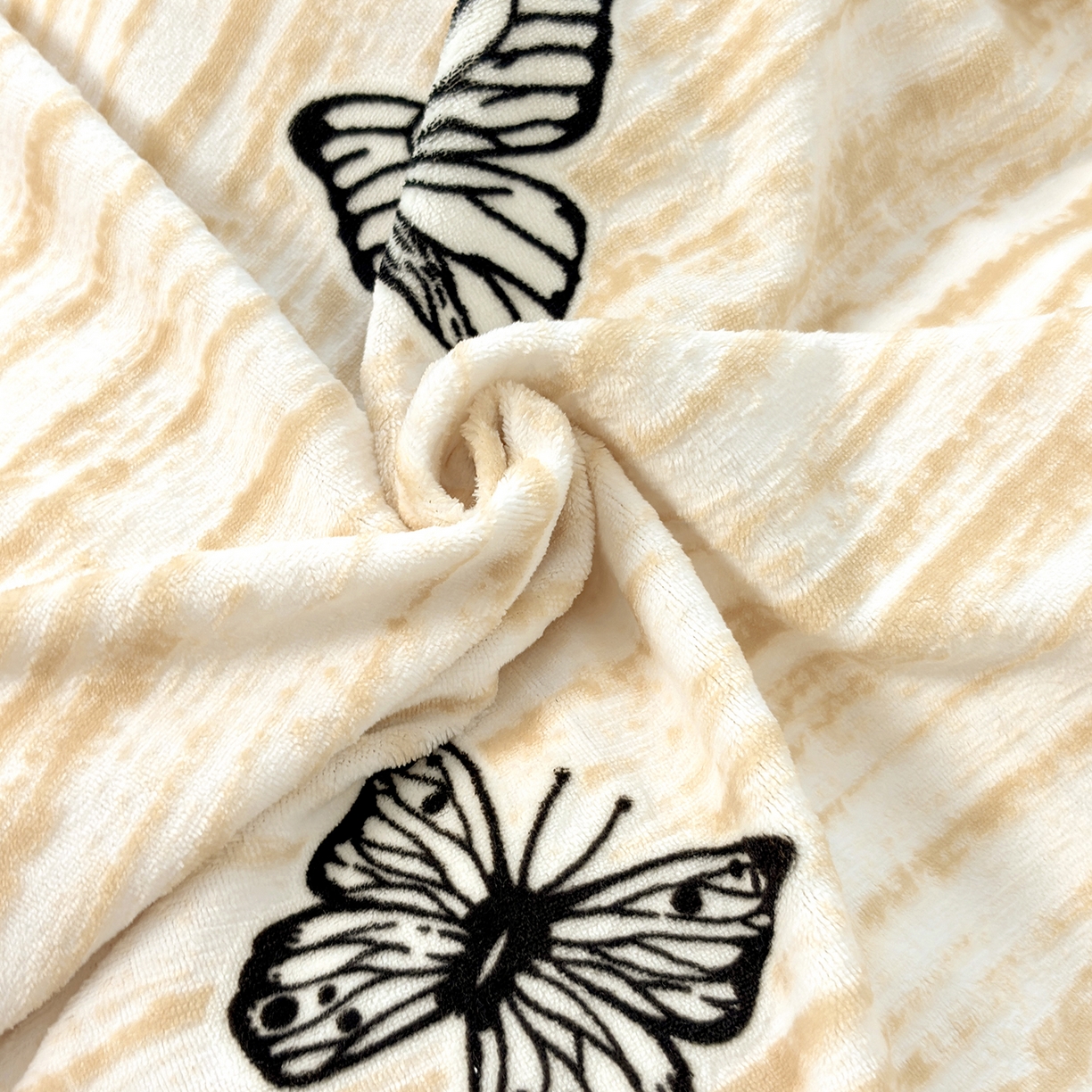 91家纺网 家纺一手货源 找家纺 未来家居 2025新款赫本风印花款提花绒四件套 蝶棕