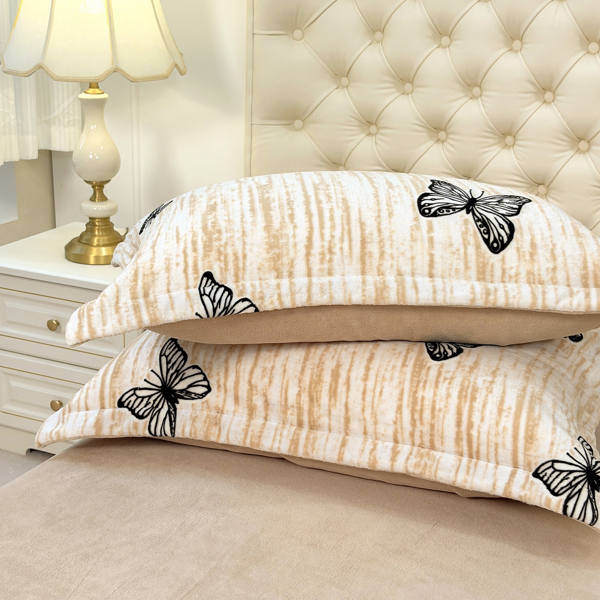 91家纺网 家纺一手货源 找家纺 未来家居 2025新款赫本风印花款提花绒四件套 蝶棕