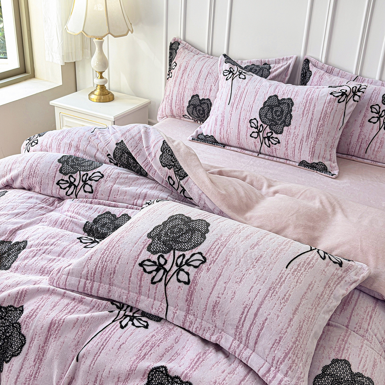 91家纺网 家纺一手货源 找家纺 未来家居 2025新款赫本风印花款提花绒四件套 粉墨