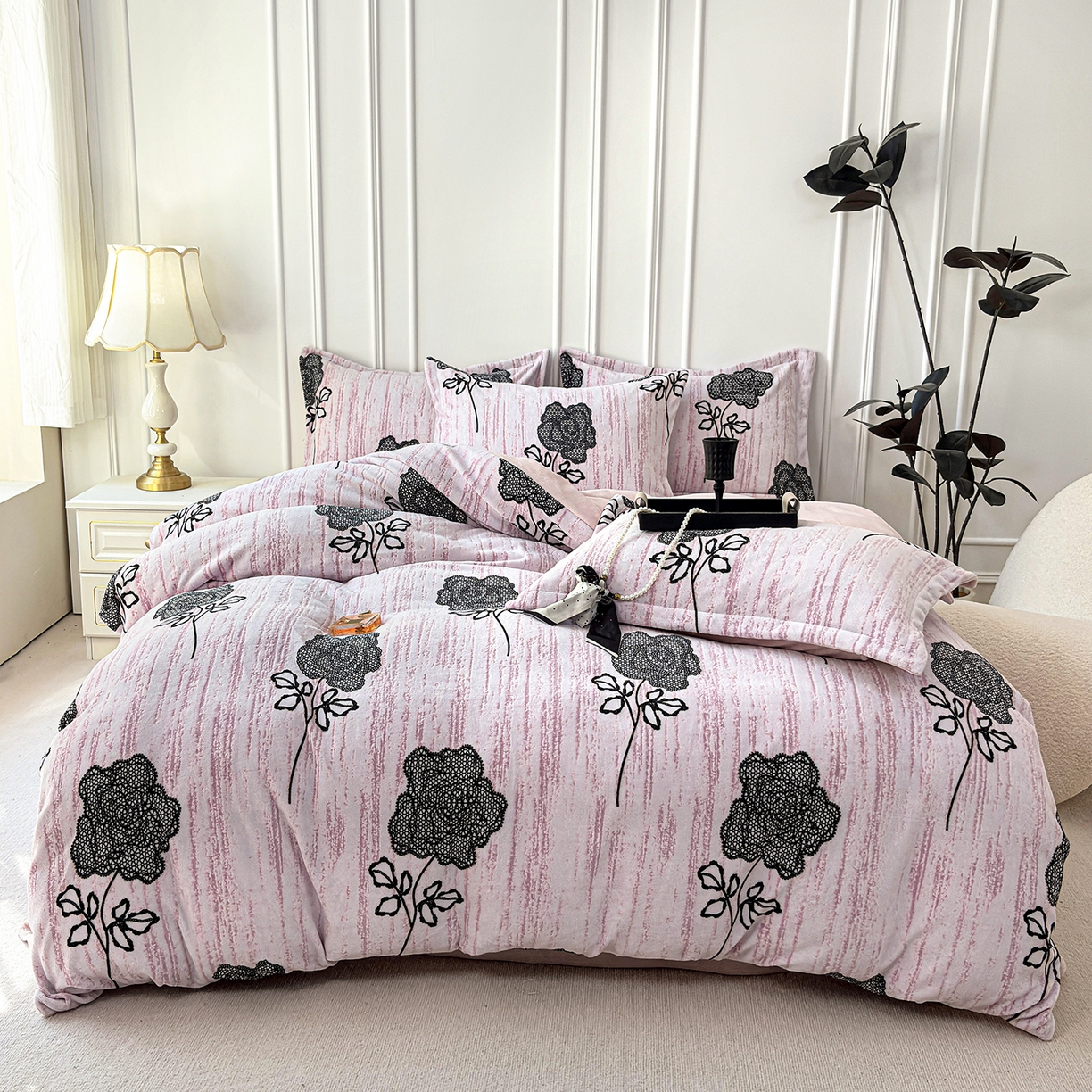 91家纺网 家纺一手货源 找家纺 未来家居 2025新款赫本风印花款提花绒四件套 粉墨