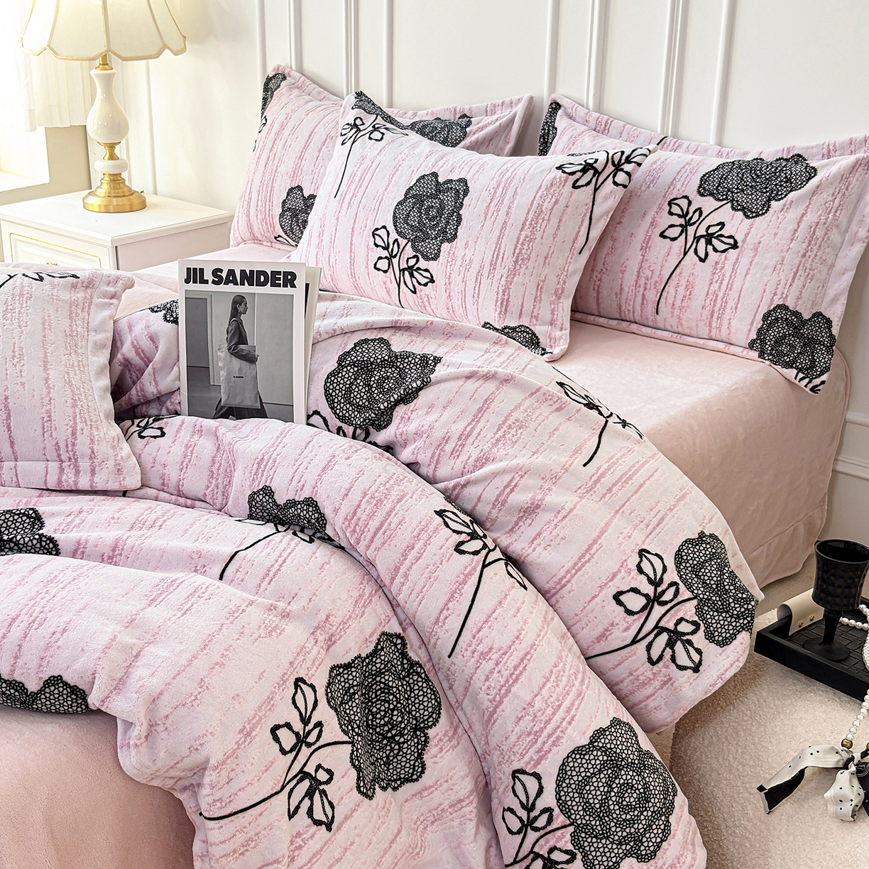 91家纺网 家纺一手货源 找家纺 未来家居 2025新款赫本风印花款提花绒四件套 粉墨