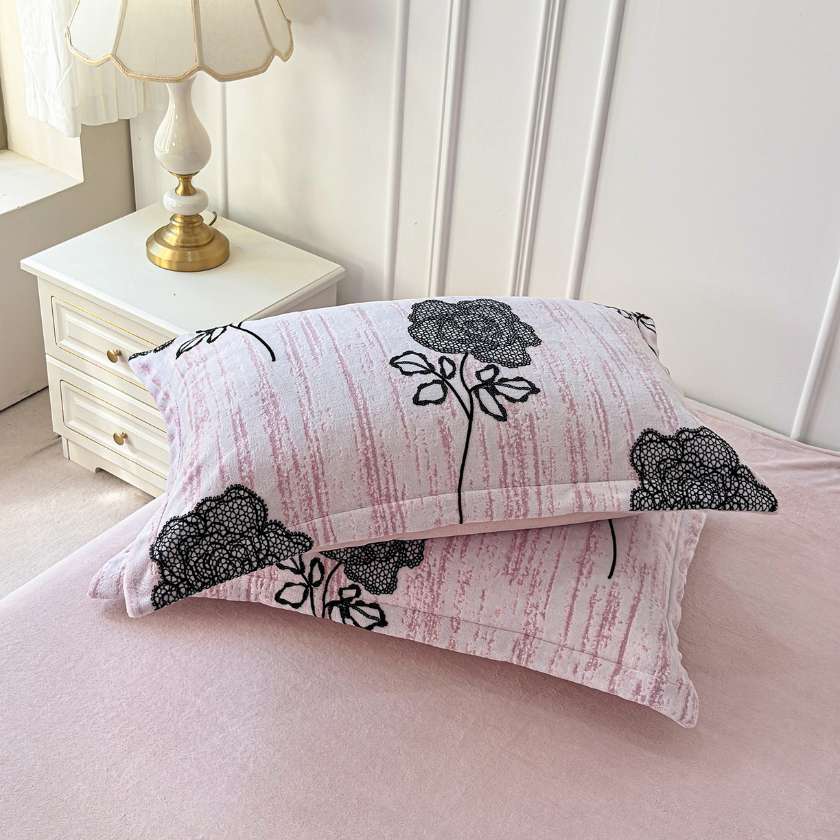 91家纺网 家纺一手货源 找家纺 未来家居 2025新款赫本风印花款提花绒四件套 粉墨