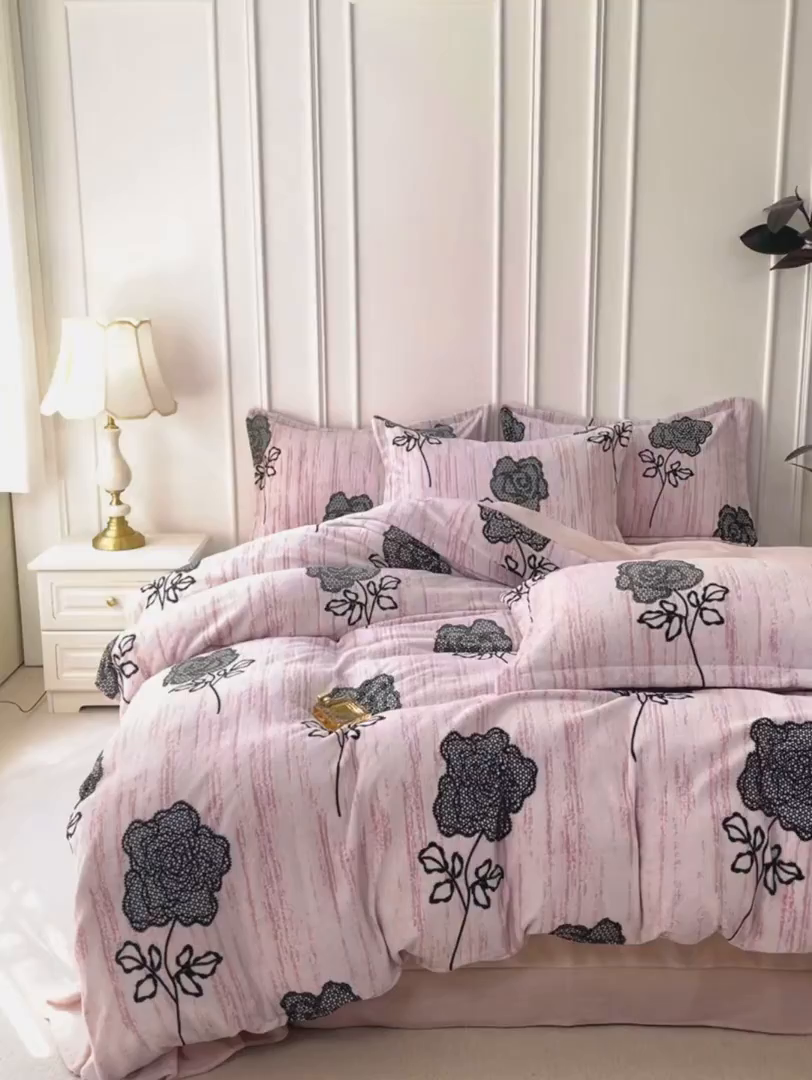 91家纺网 家纺一手货源 找家纺 未来家居 2025新款赫本风印花款提花绒四件套 粉墨