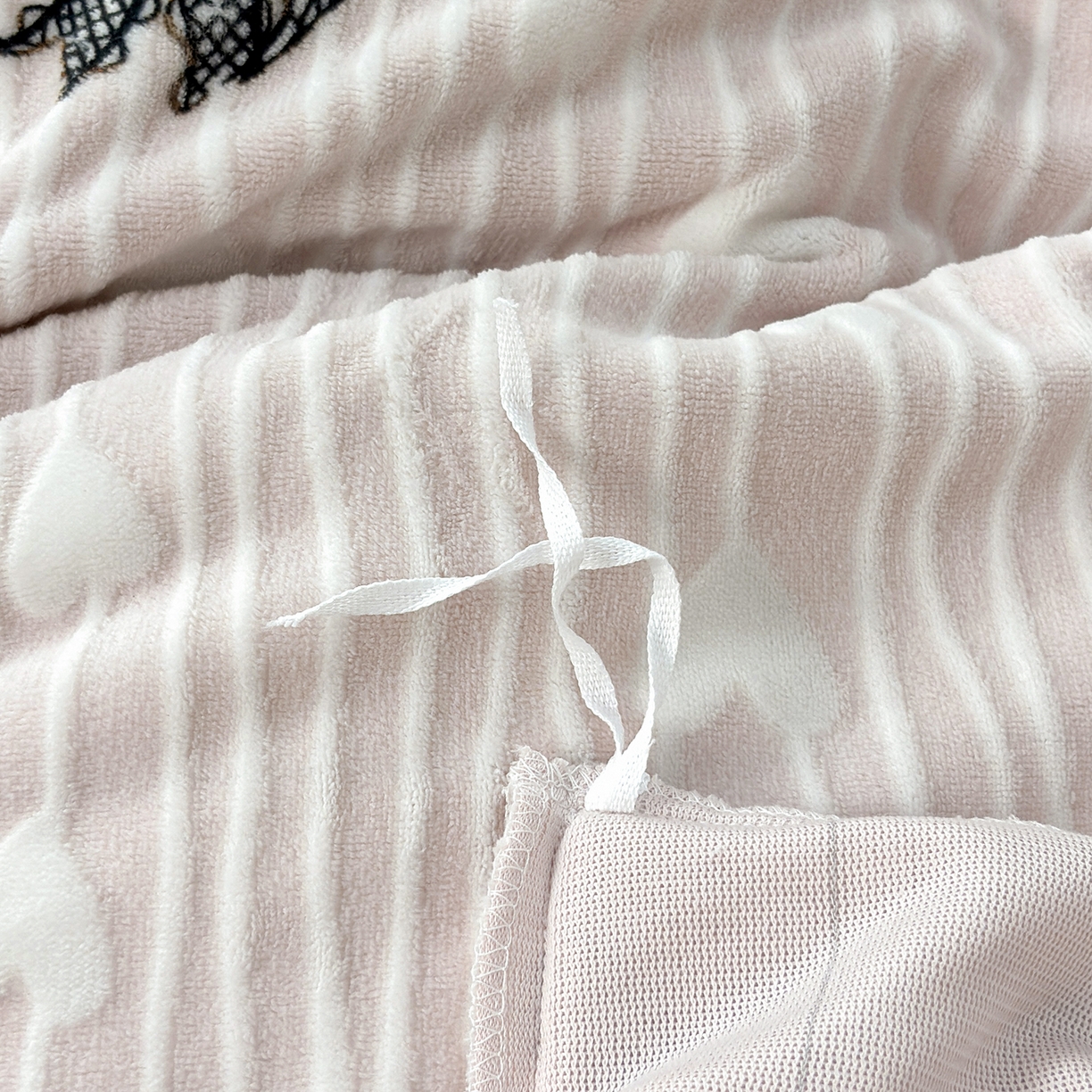 91家纺网 家纺一手货源 找家纺 未来家居 2025新款赫本风印花款提花绒四件套 粉絮