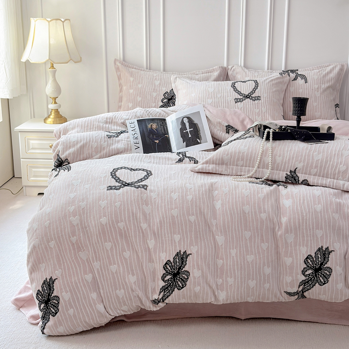 91家纺网 家纺一手货源 找家纺 未来家居 2025新款赫本风印花款提花绒四件套 粉絮