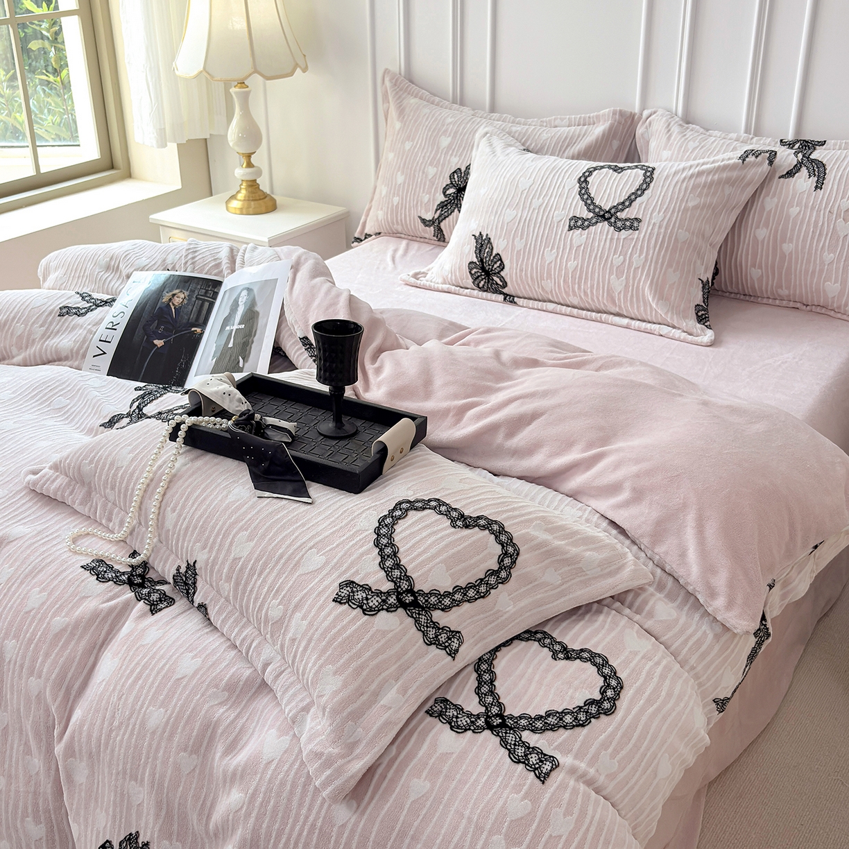 91家纺网 家纺一手货源 找家纺 未来家居 2025新款赫本风印花款提花绒四件套 粉絮