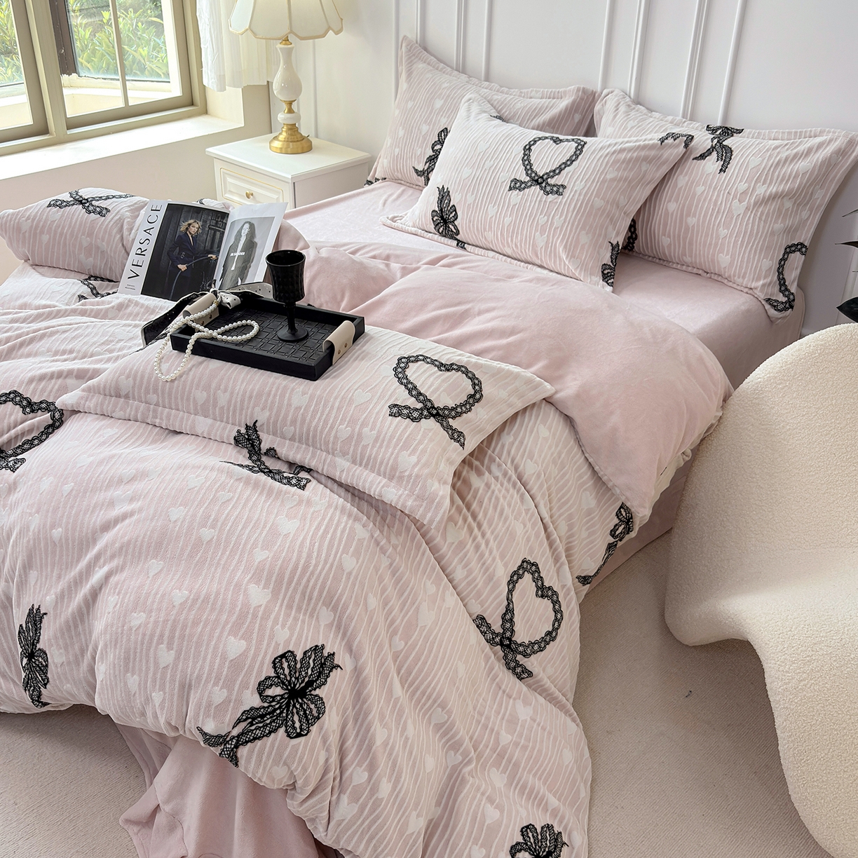 91家纺网 家纺一手货源 找家纺 未来家居 2025新款赫本风印花款提花绒四件套 粉絮