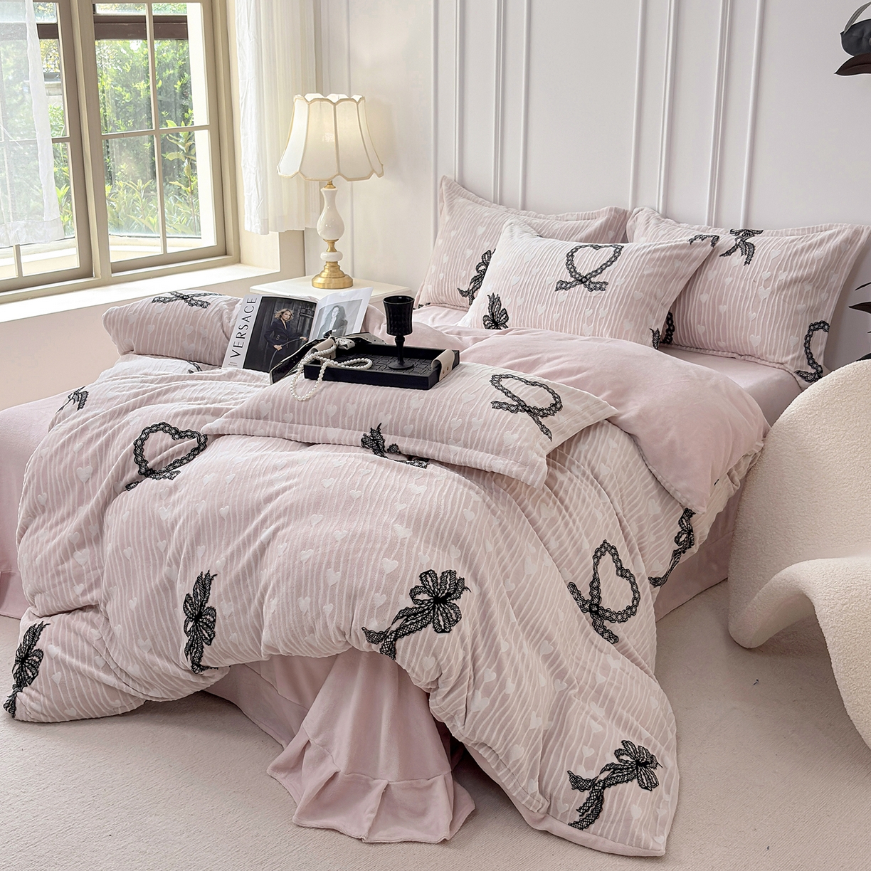 91家纺网 家纺一手货源 找家纺 未来家居 2025新款赫本风印花款提花绒四件套 粉絮