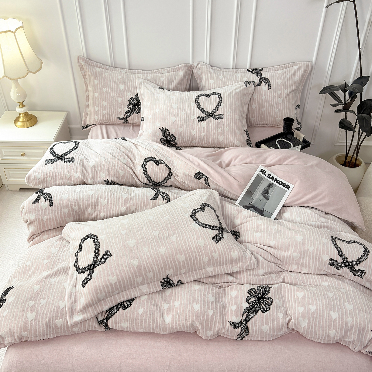 91家纺网 家纺一手货源 找家纺 未来家居 2025新款赫本风印花款提花绒四件套 粉絮